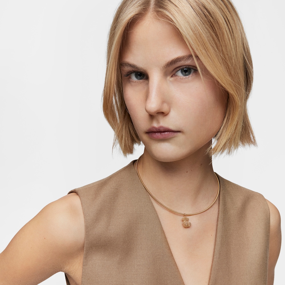 Średni teksturowany wisiorek ze złota z motywem misia Bold Bear