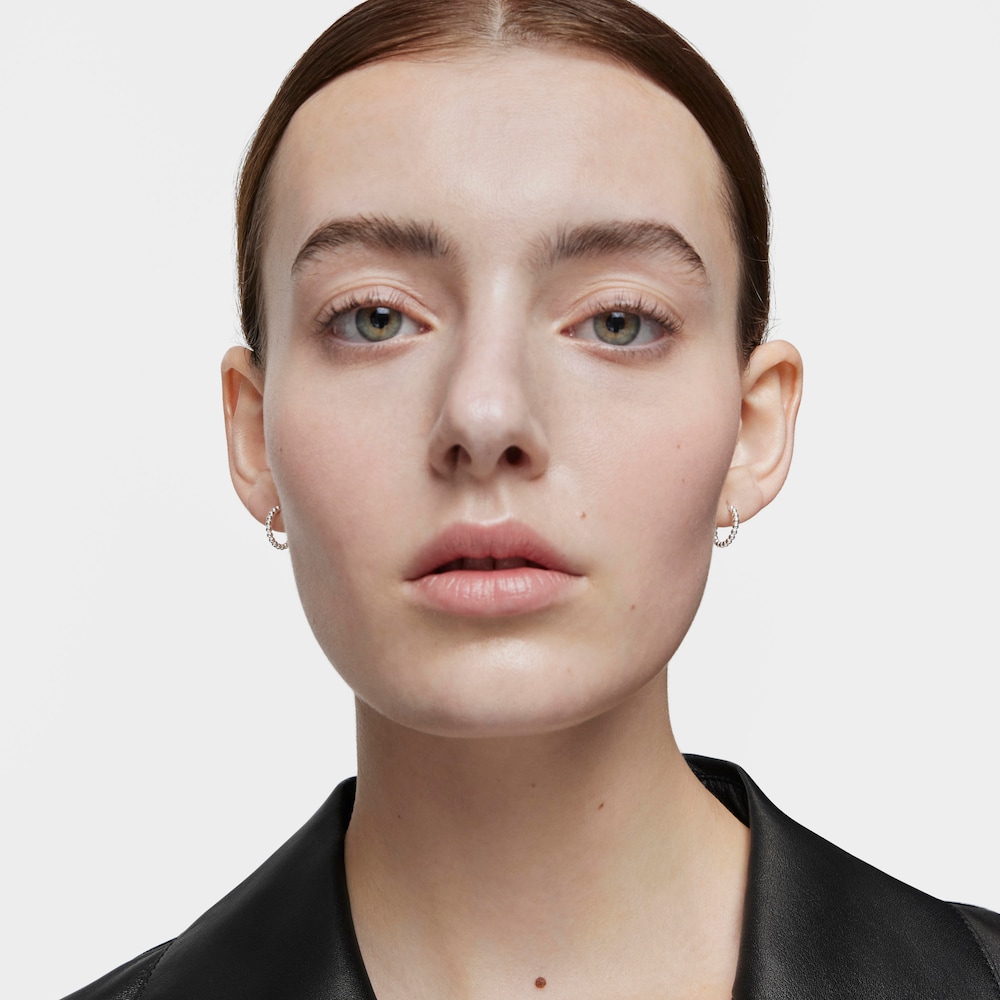 Kr&oacute;tkie, 10-milimetrowe kolczyki kreolki TOUS Basics ze srebra z&nbsp;motywem kulek