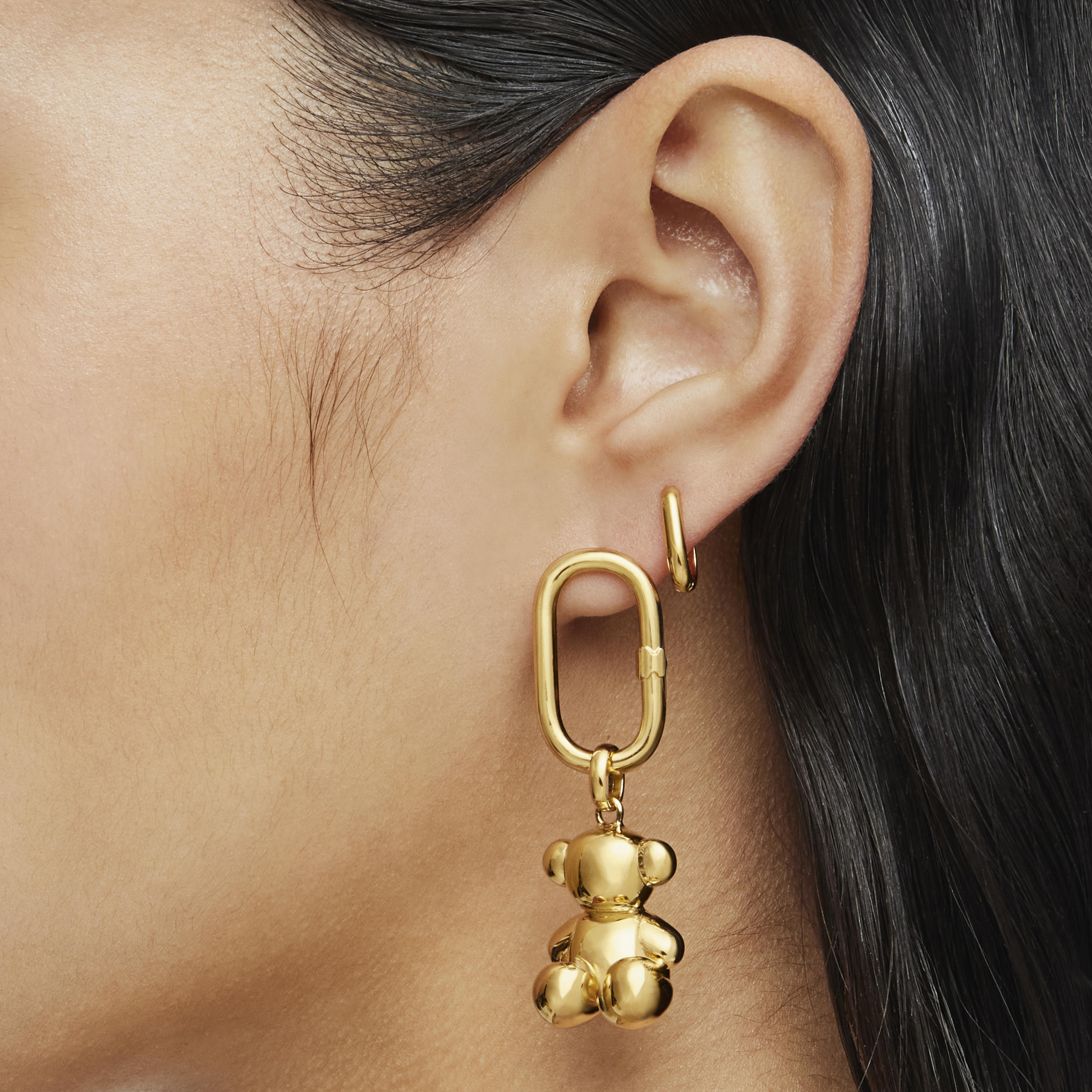 Pendientes cortos con baño de oro 18 kt sobre plata Hold Oval