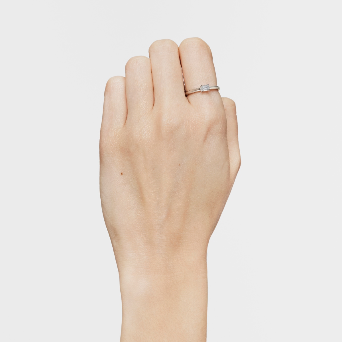 Platinum solitaire Ring with emerald-cut, lab-grown diamond Les Classiques LGD