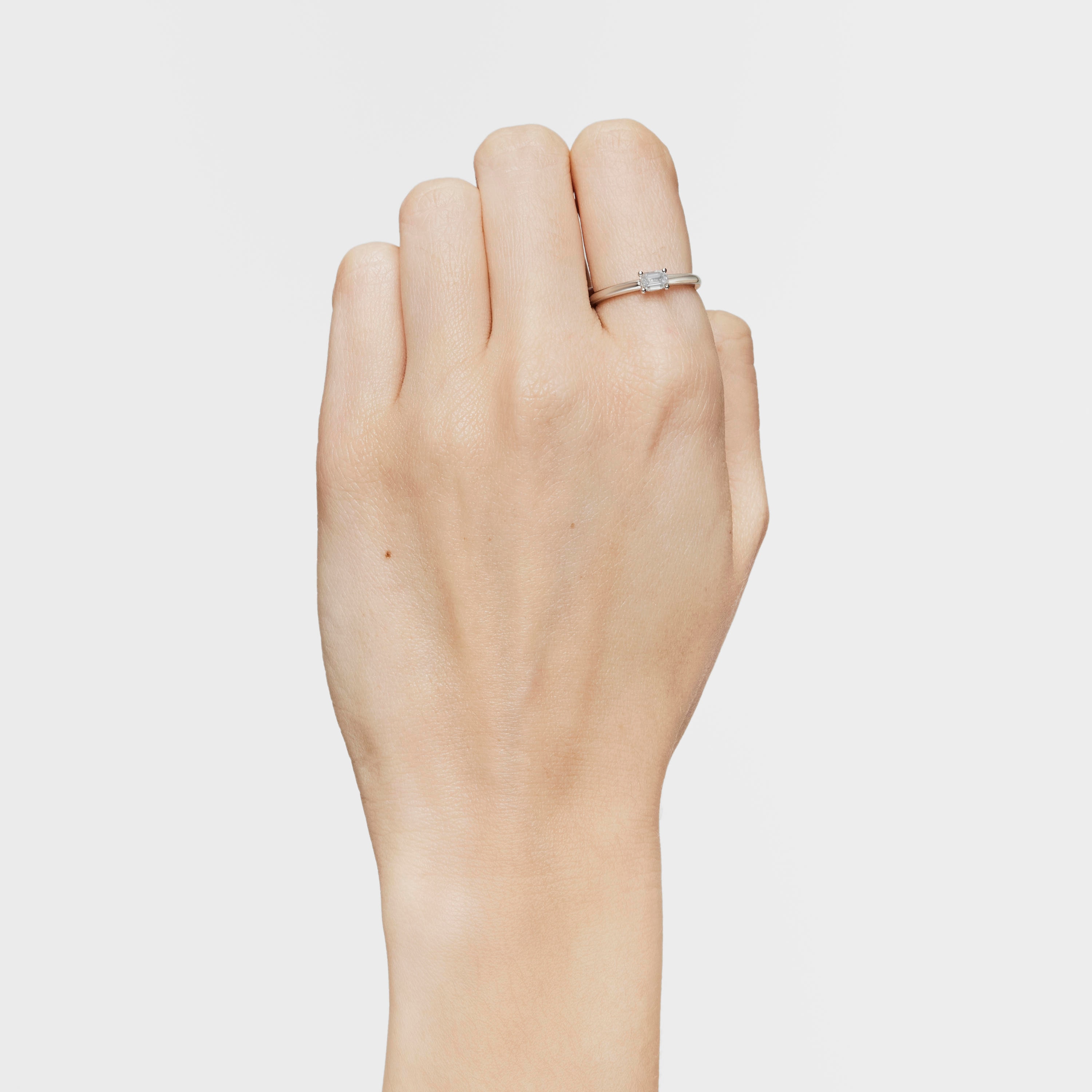 Platinum solitaire Ring with emerald-cut, lab-grown diamond Les Classiques LGD
