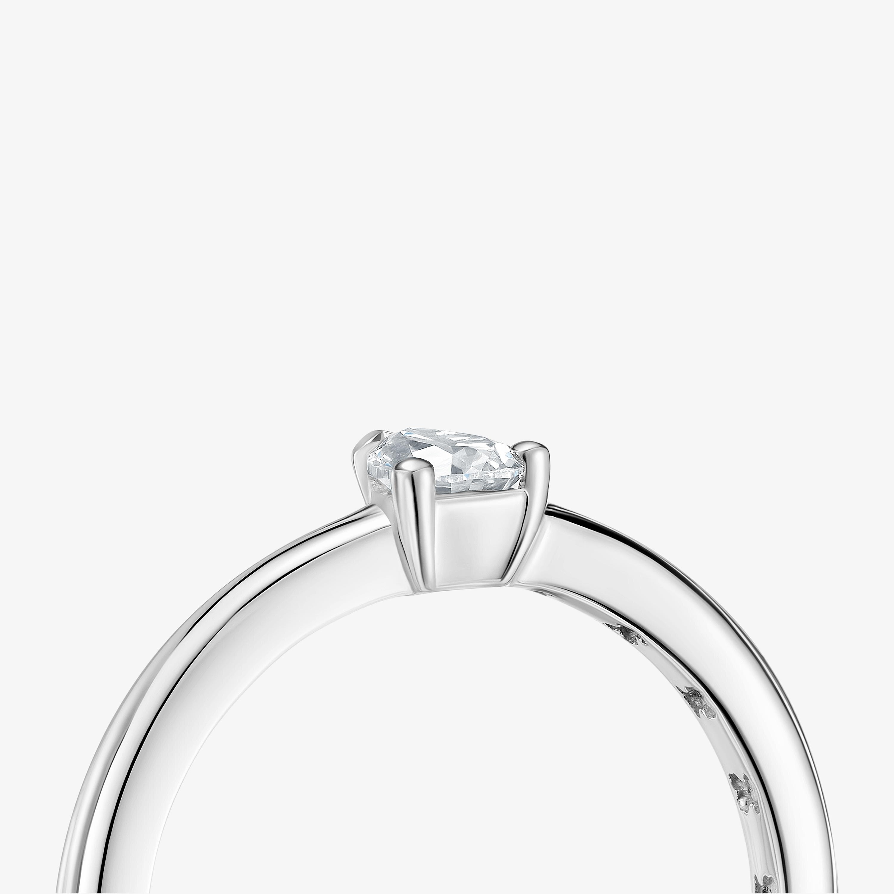 Platinum solitaire Ring with pear-cut, lab-grown diamond Les Classiques LGD