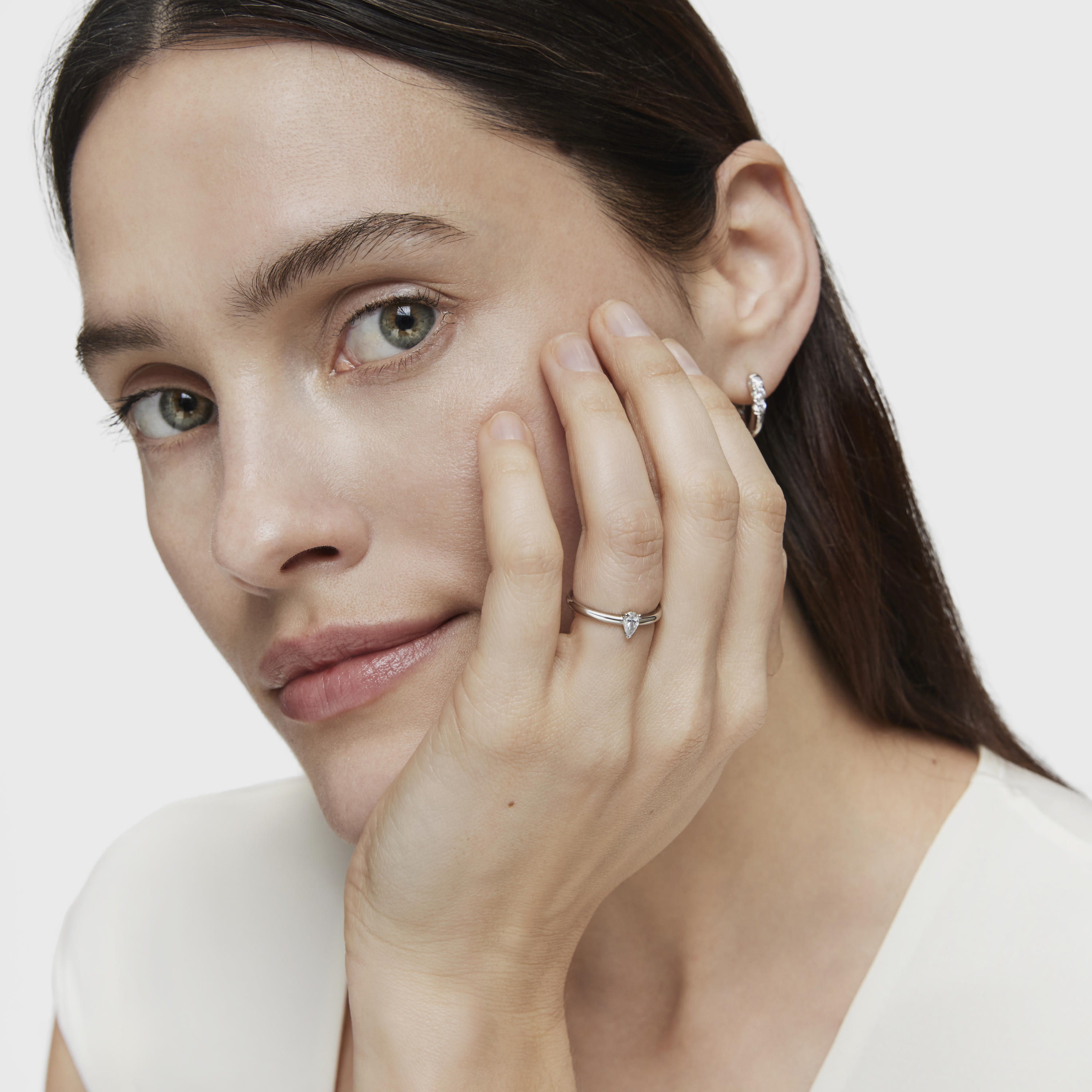Platinum solitaire Ring with pear-cut, lab-grown diamond Les Classiques LGD