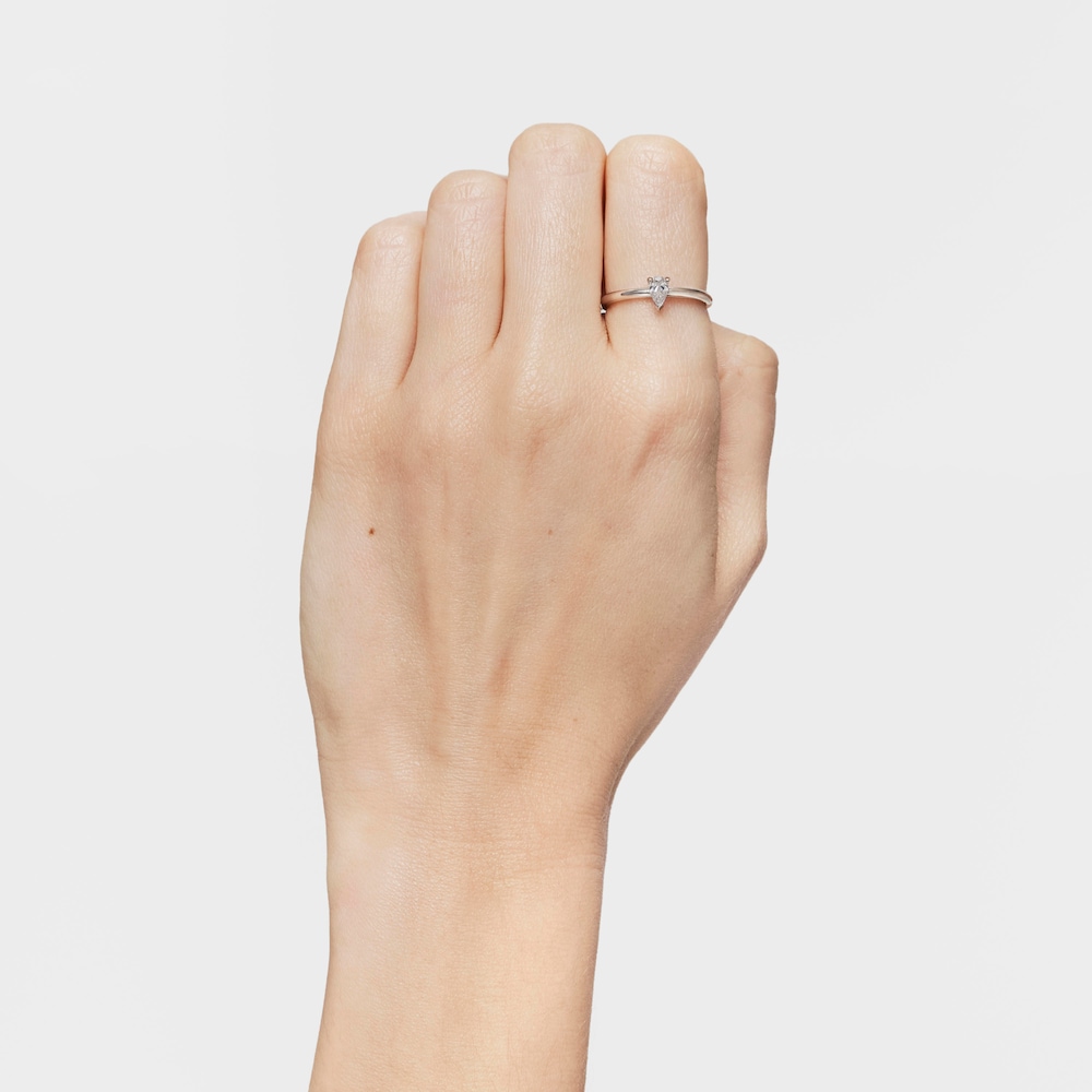 Platinum solitaire Ring with pear-cut, lab-grown diamond Les Classiques LGD