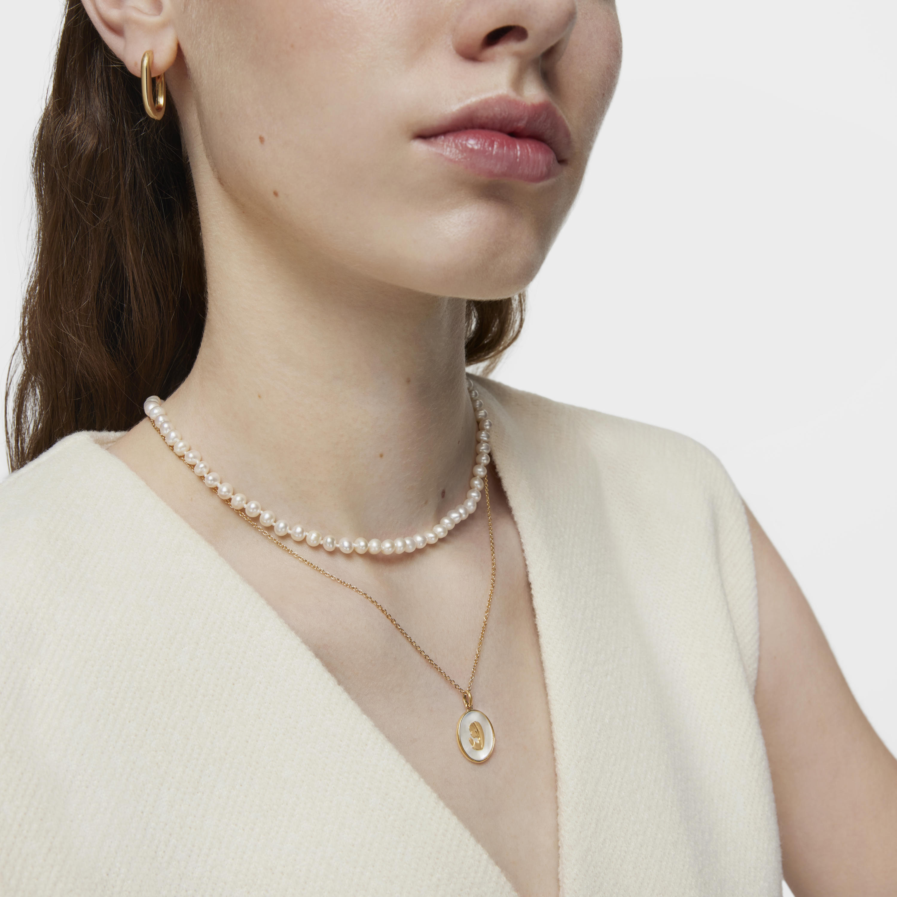 18K solid gold and mother-of-pearl virgin Medallion pendant Devotion