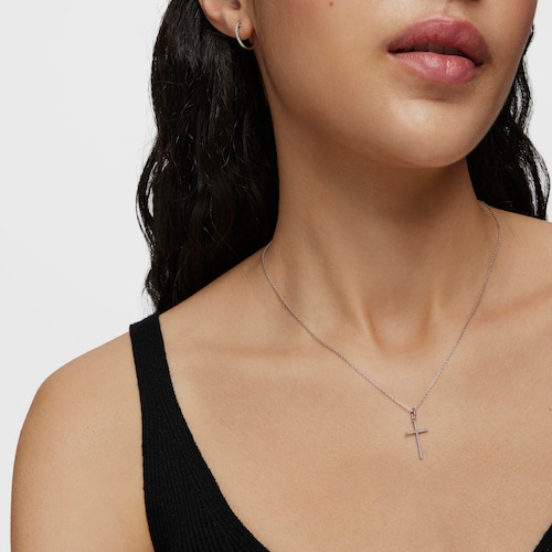 Colgante cruz de oro blanco y diamantes Basics