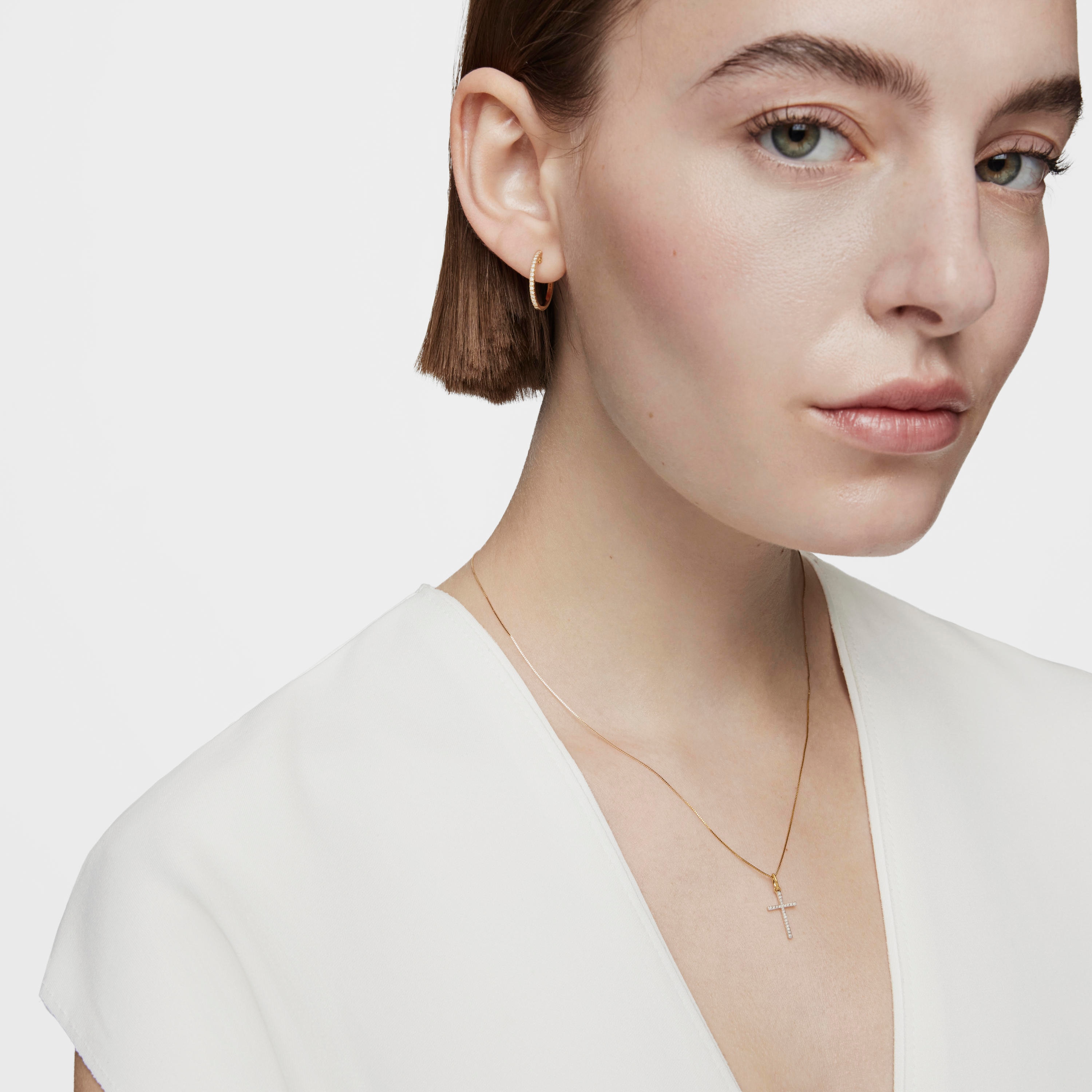 18K solid gold and diamonds cross Pendant Basics