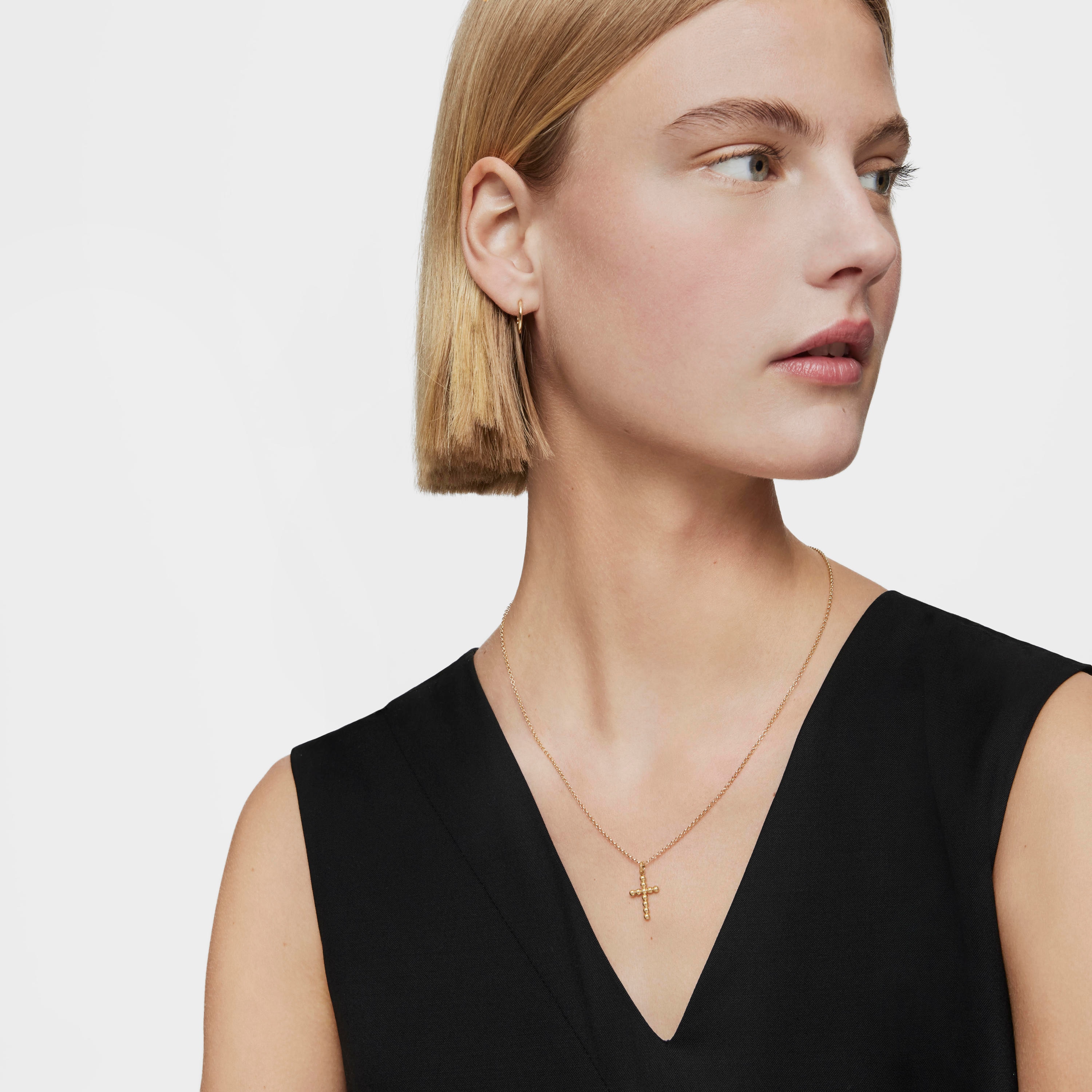 Medium 18K solid gold cross-motif Pendant Basics