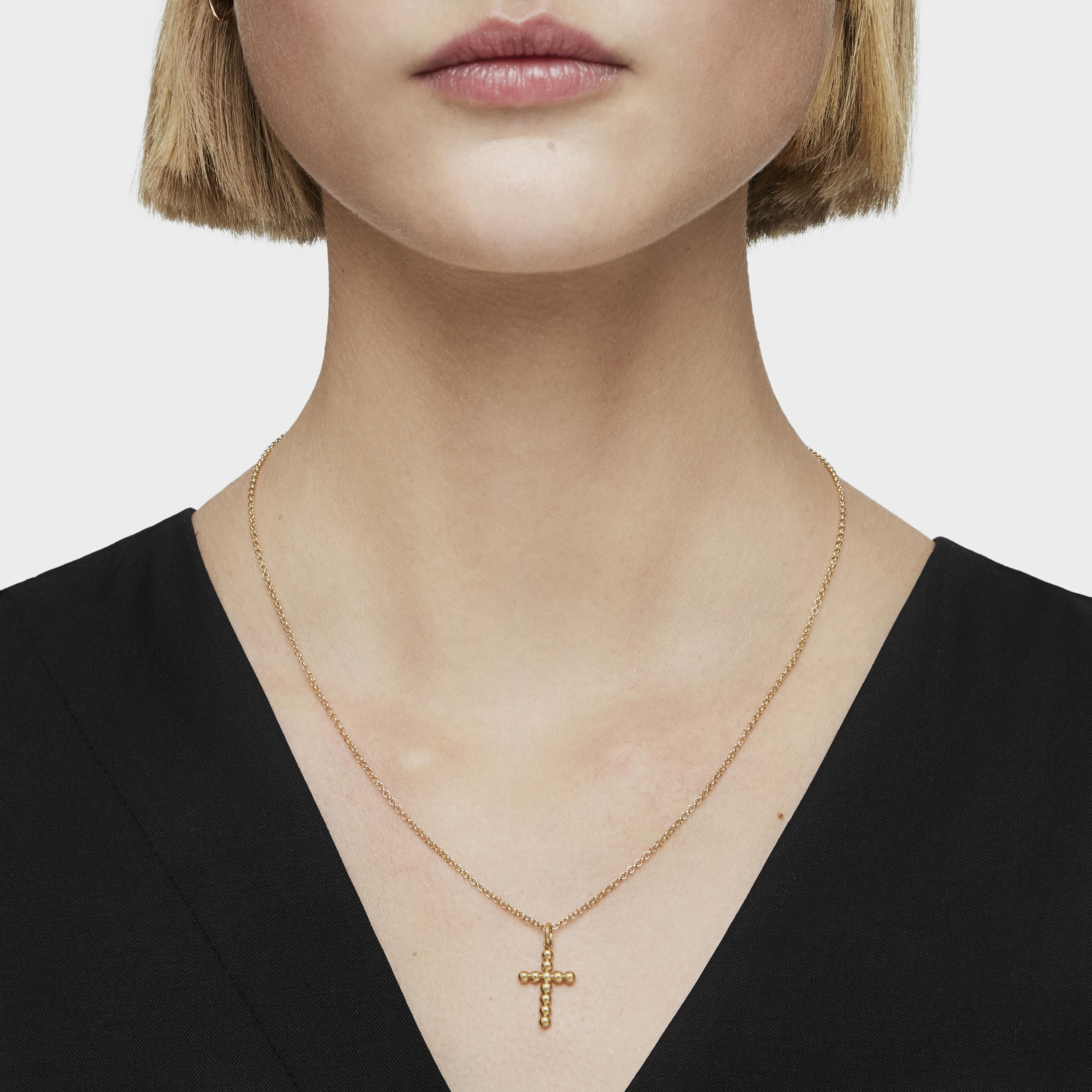 Medium 18K solid gold cross-motif Pendant Basics