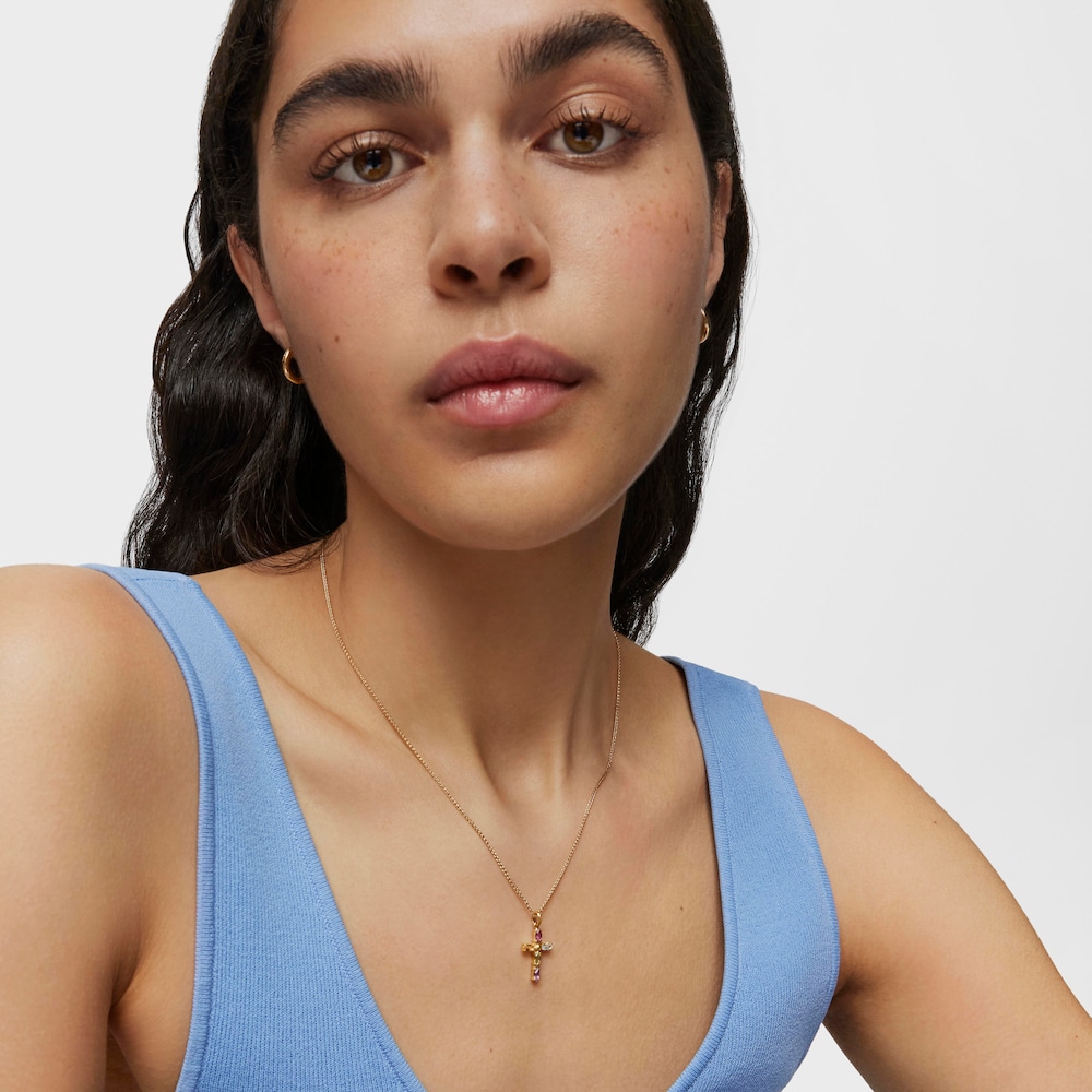 Zlat&yacute; Př&iacute;věsek Basics ve tvaru kř&iacute;že s&nbsp;drah&yacute;mi kameny