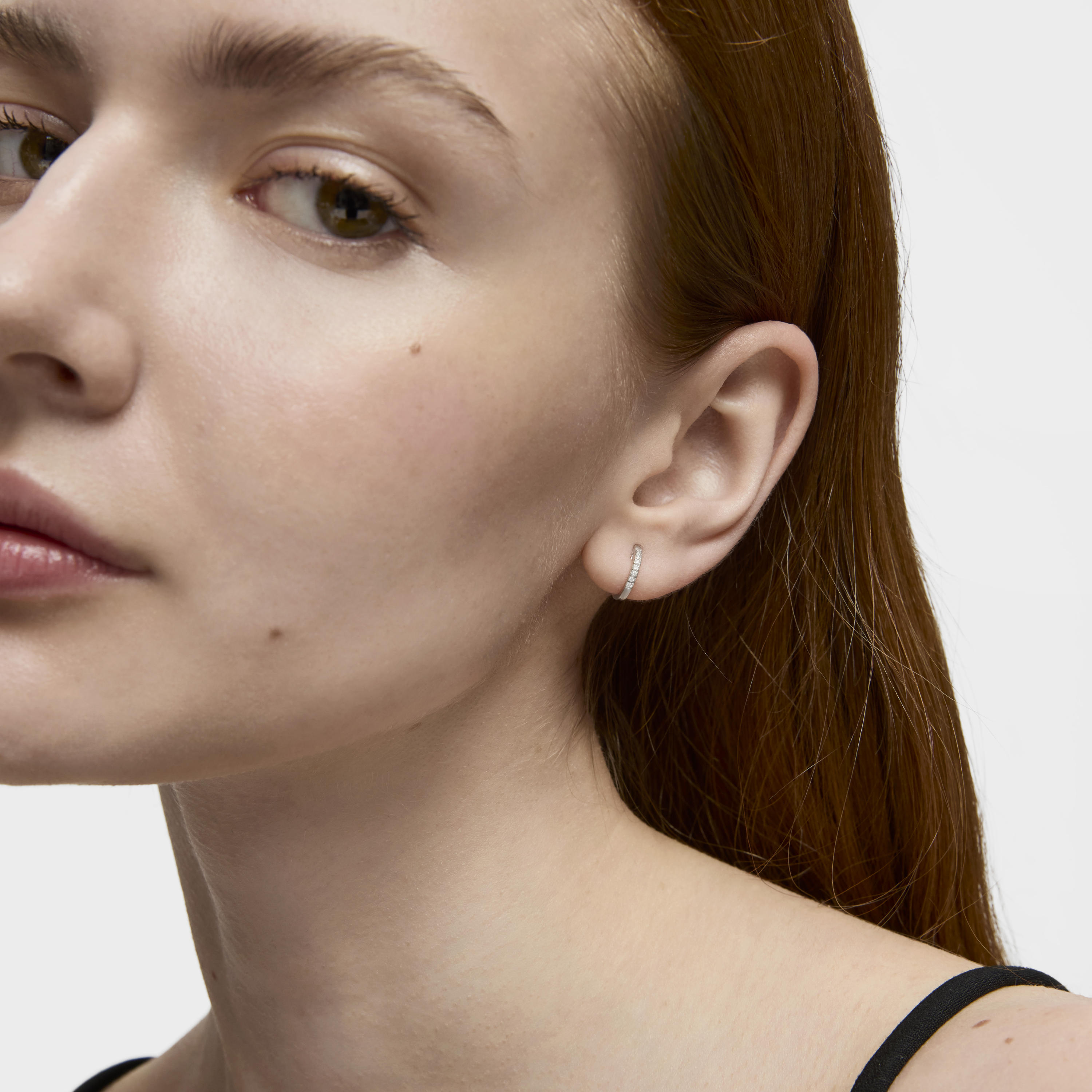 Les Classiques 11 mm short Hoop single earring in white gold with diamonds