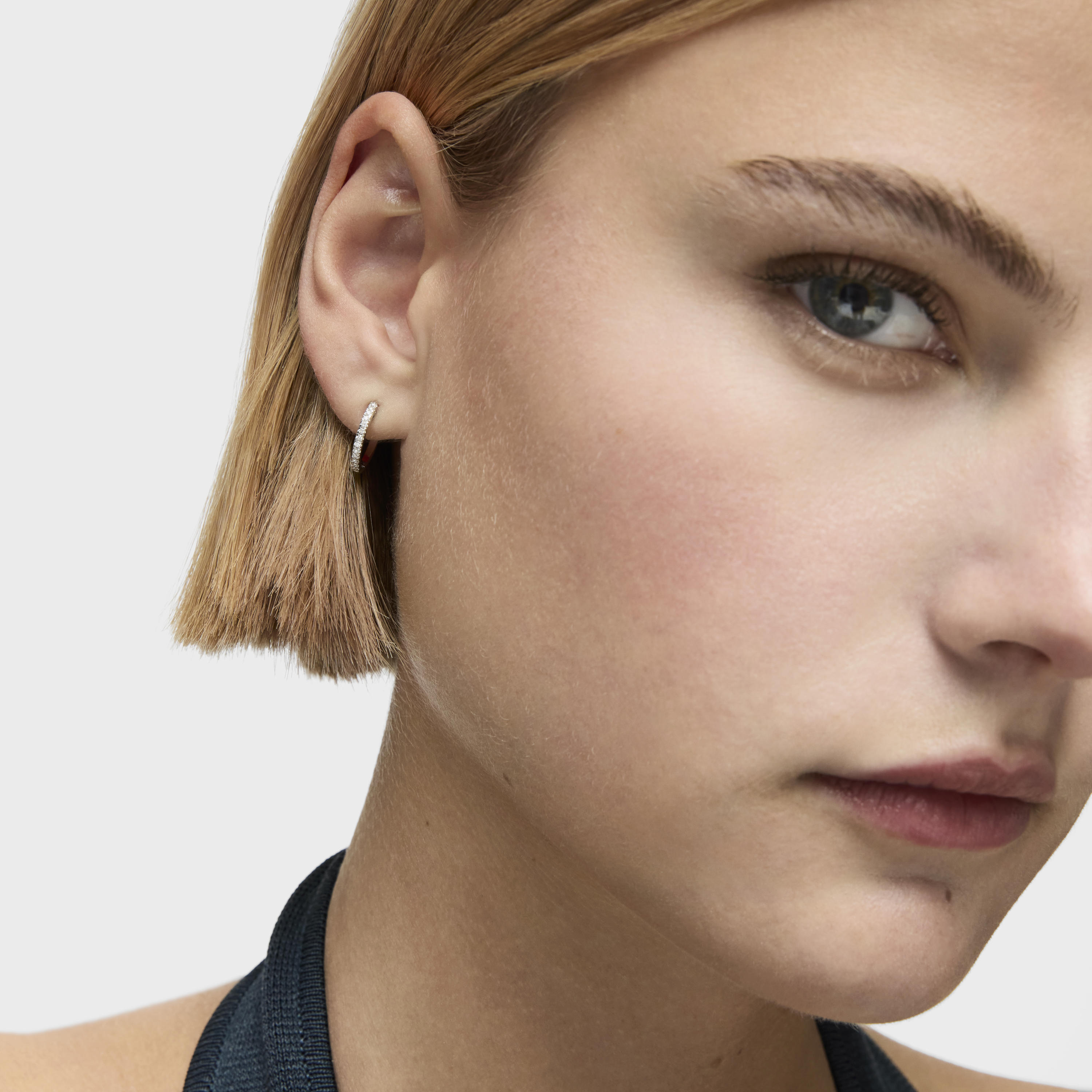 Les Classiques 14 mm short Hoop earrings in 18K white gold with diamonds