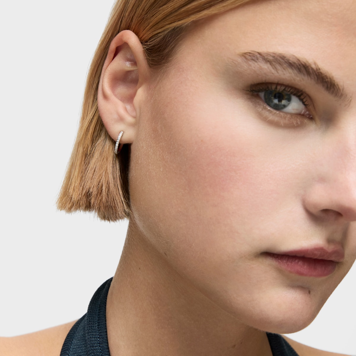 Les Classiques 11 mm short Hoop earrings in white gold with diamonds