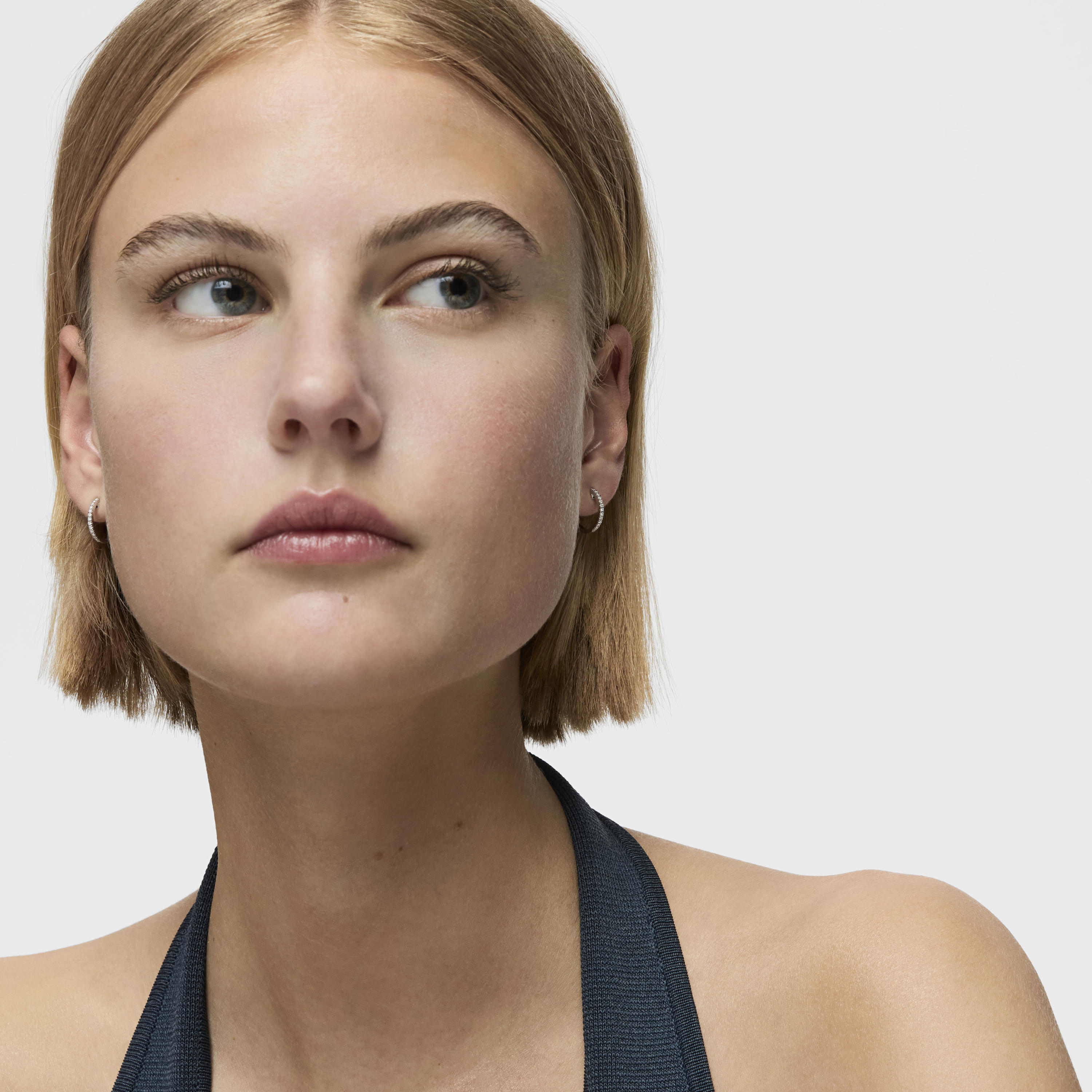 Les Classiques 14 mm short Hoop earrings in 18K white gold with diamonds