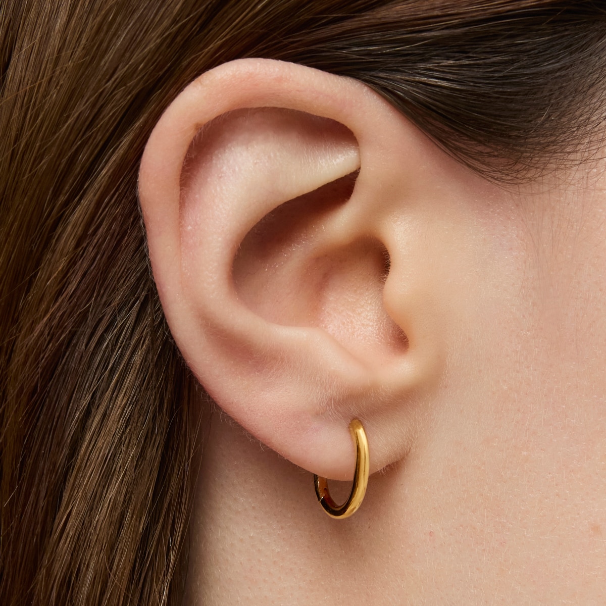Basics 13 mm single Hoop earring with 18kt gold plating over silver