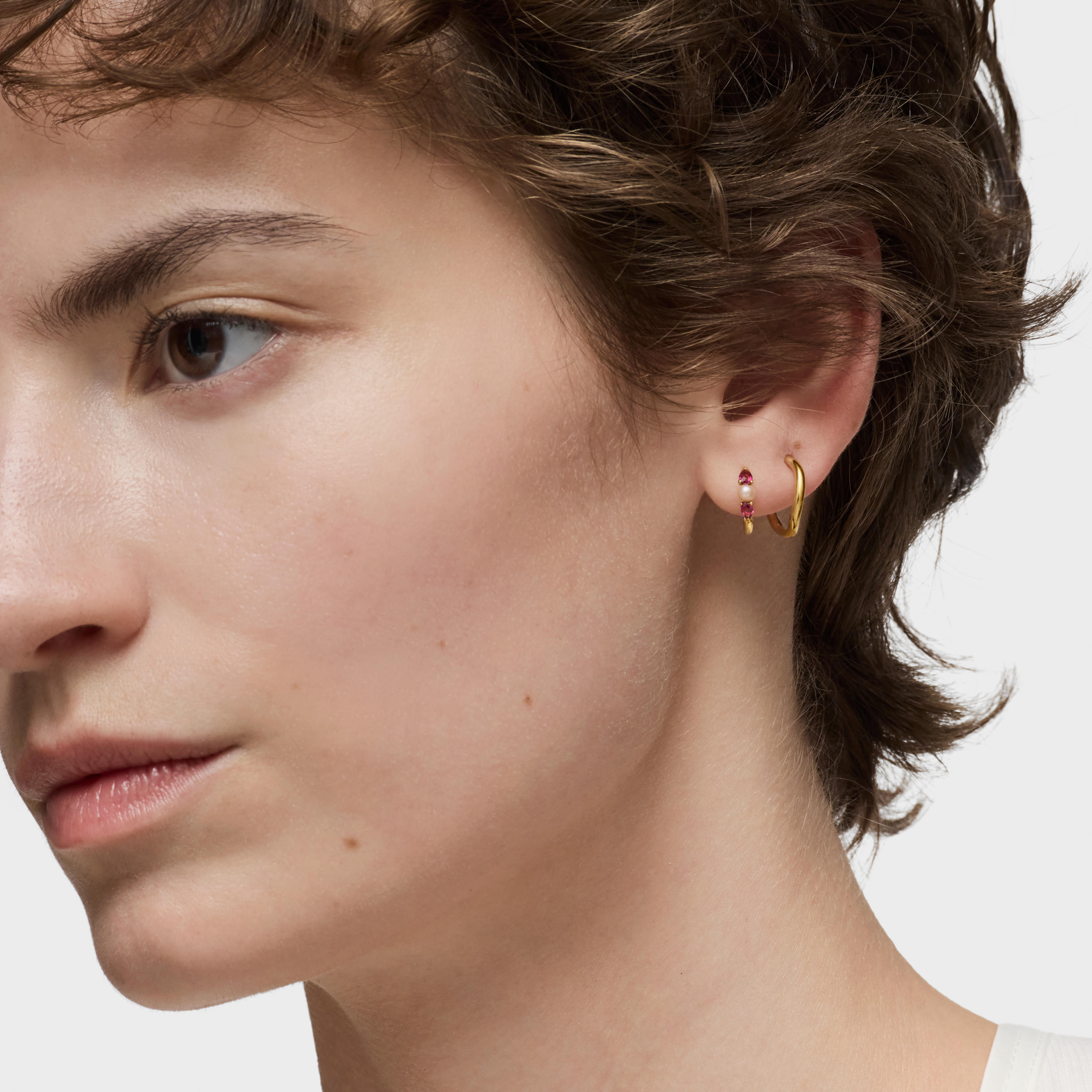 Gold Hoop earrings with rhodolites and cultured pearl Ivette