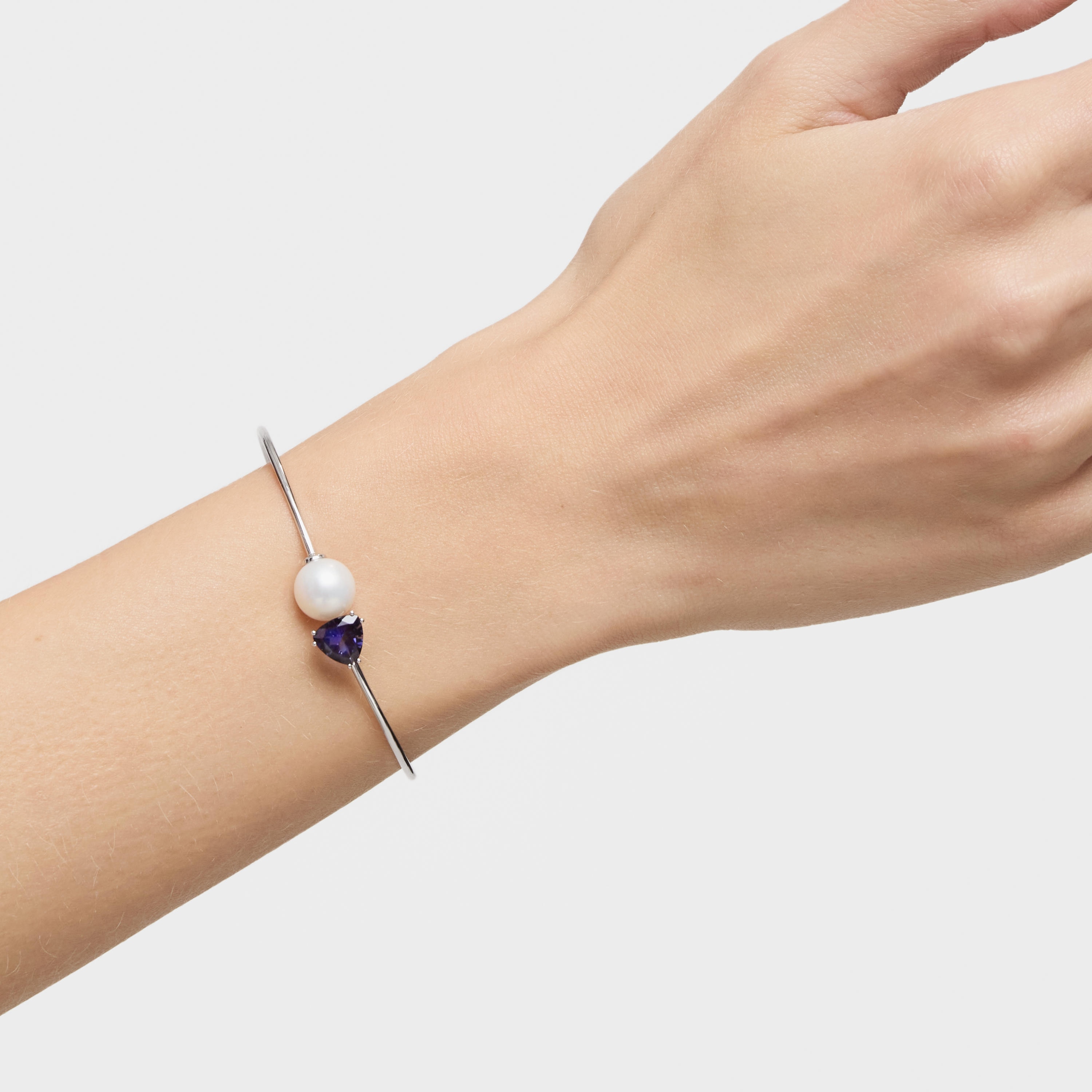 18K white gold Bangle with iolite and cultured pearl Ivette
