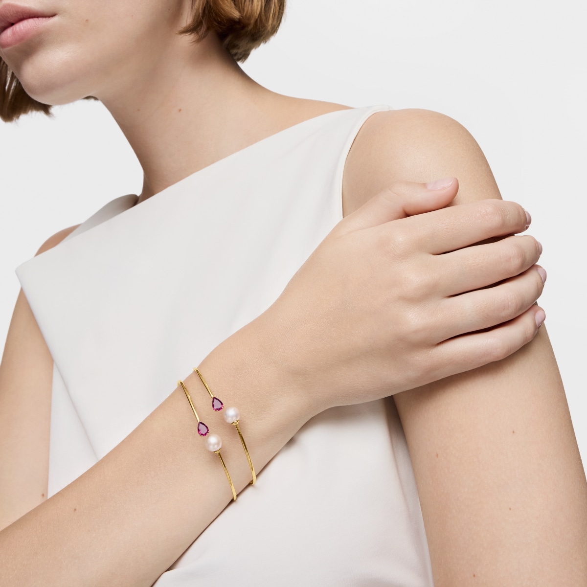 Gold Bangle with rhodolite and cultured pearl Ivette