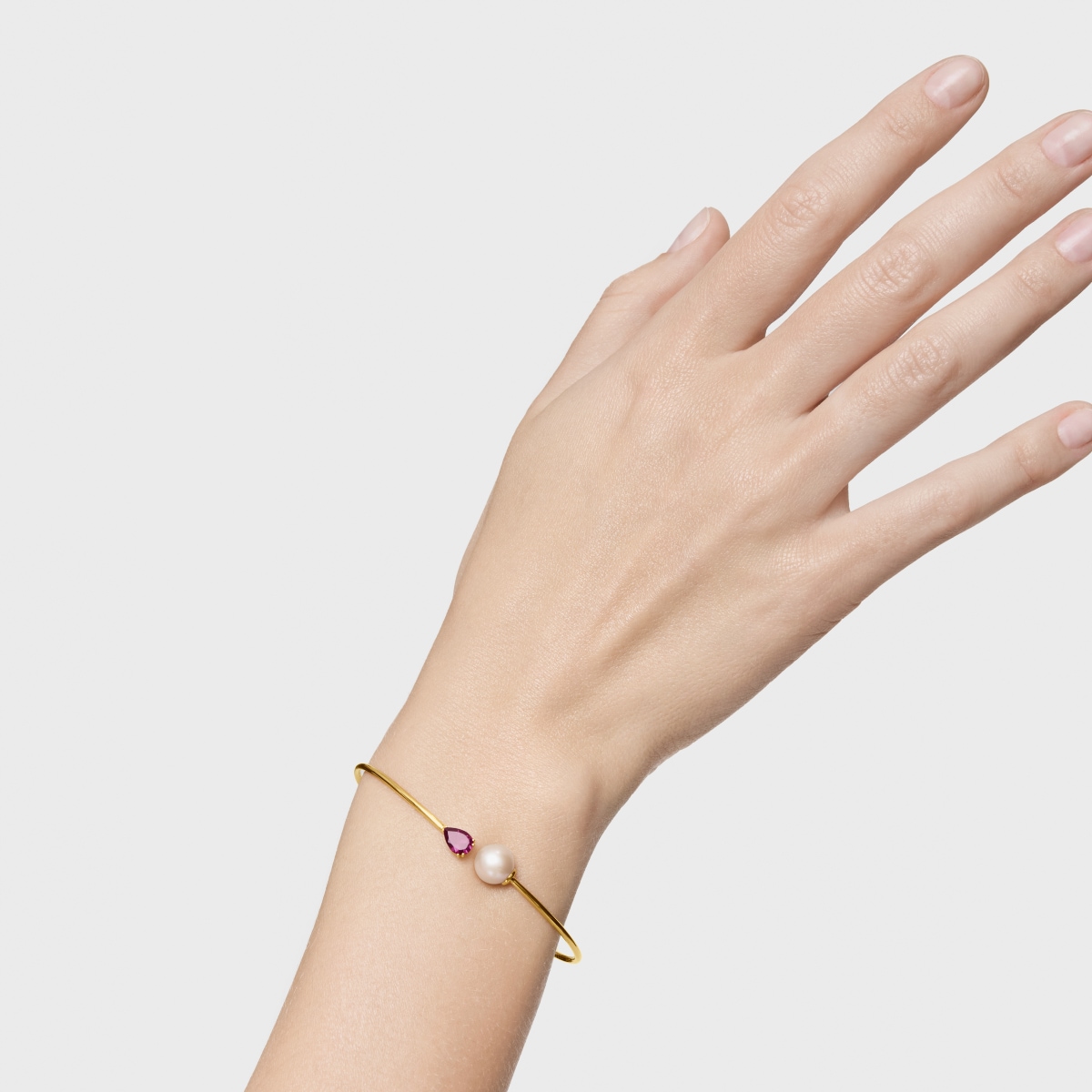 Gold Bangle with rhodolite and cultured pearl Ivette