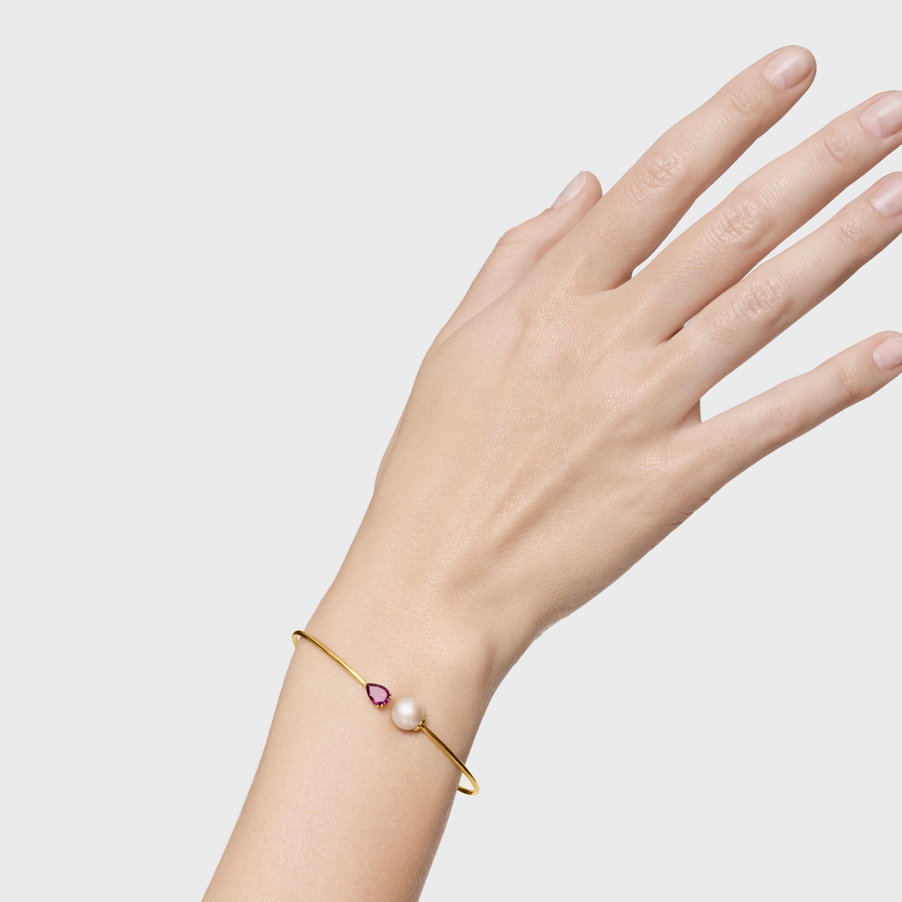 Gold Bangle with rhodolite and cultured pearl Ivette