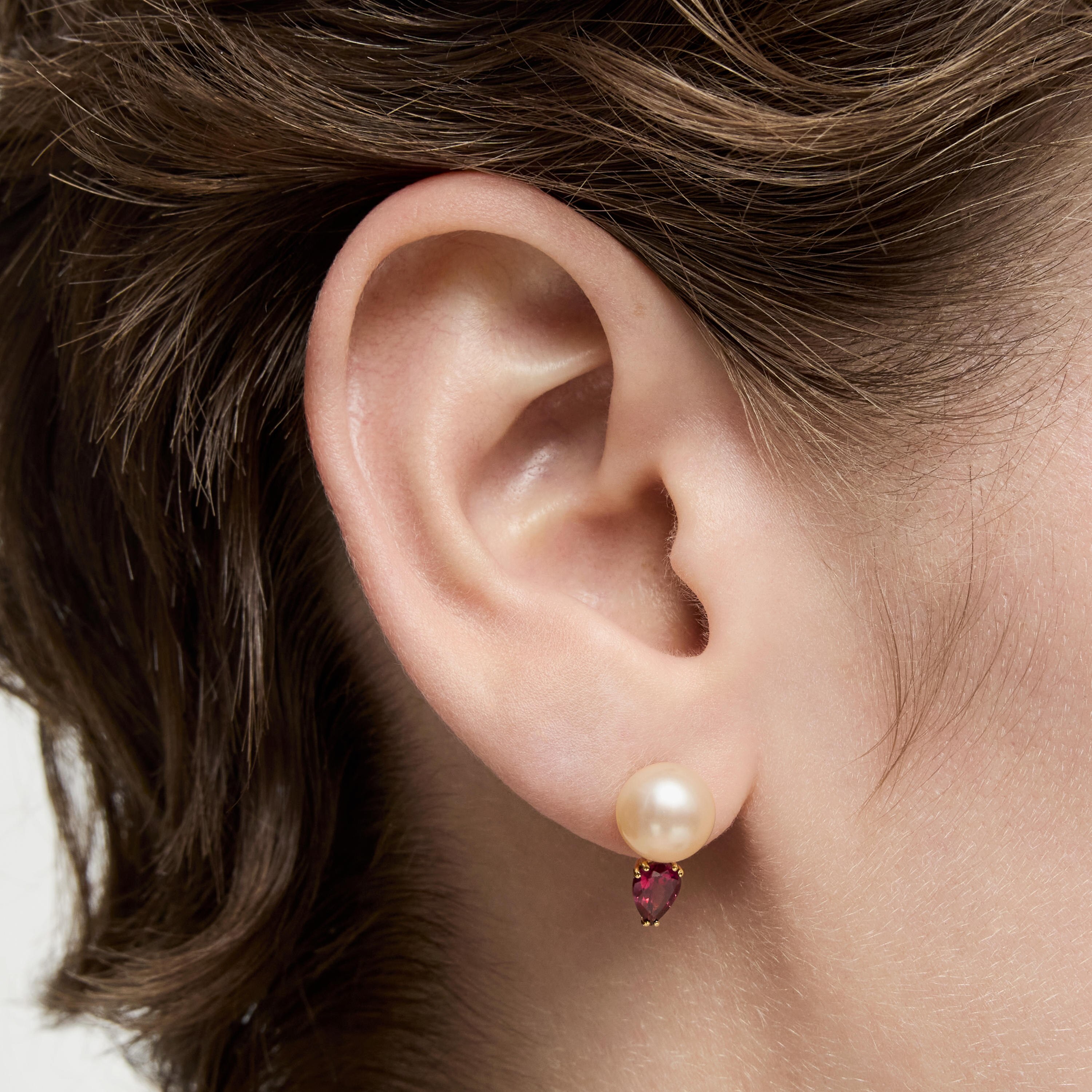 Gold Earrings with rhodolites and cultured pearl Ivette