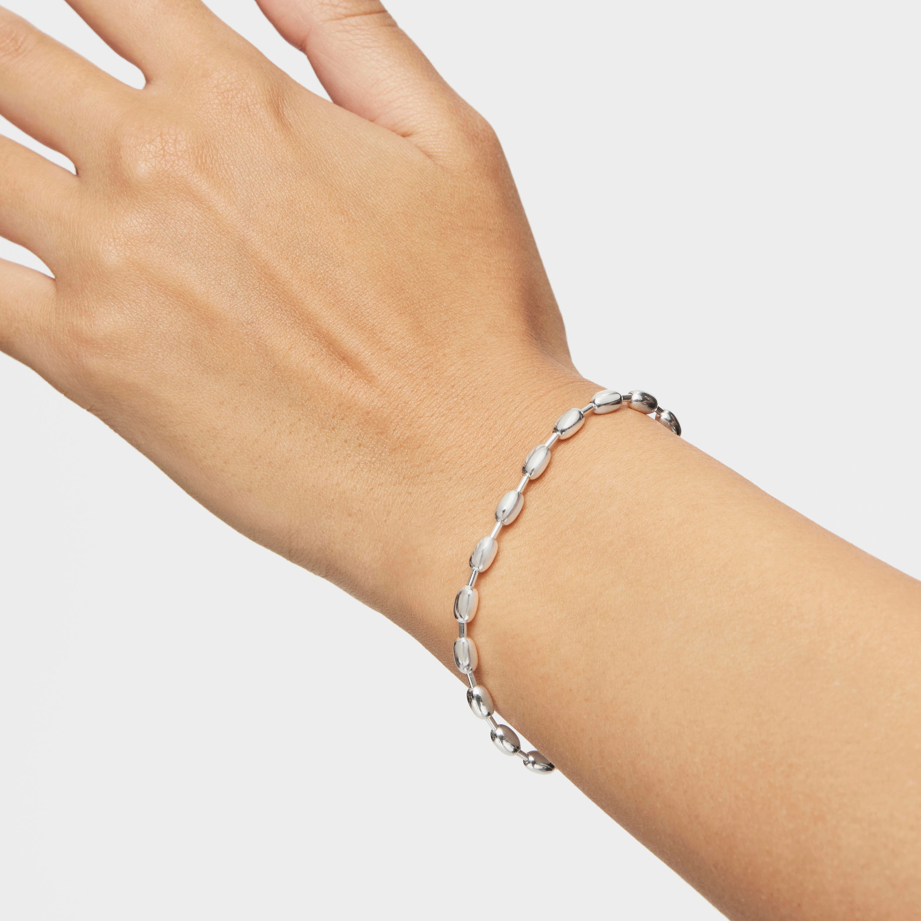 Hold Oval silver chain Bracelet with oval ball motifs