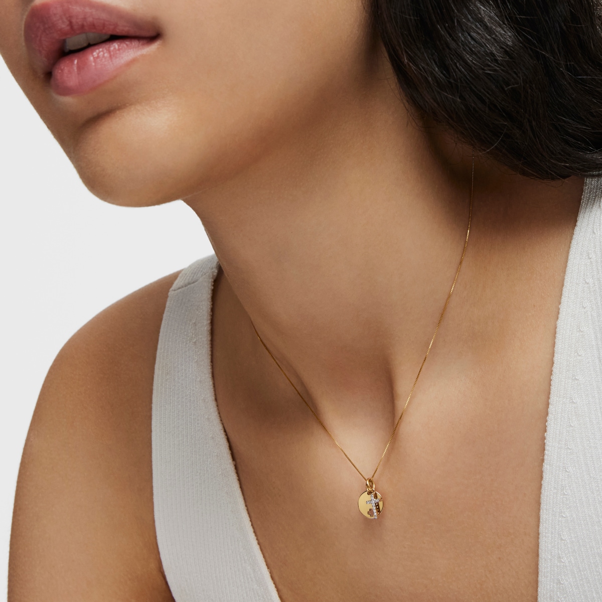 Basics medallion Pendant with cross charm with 18kt gold 