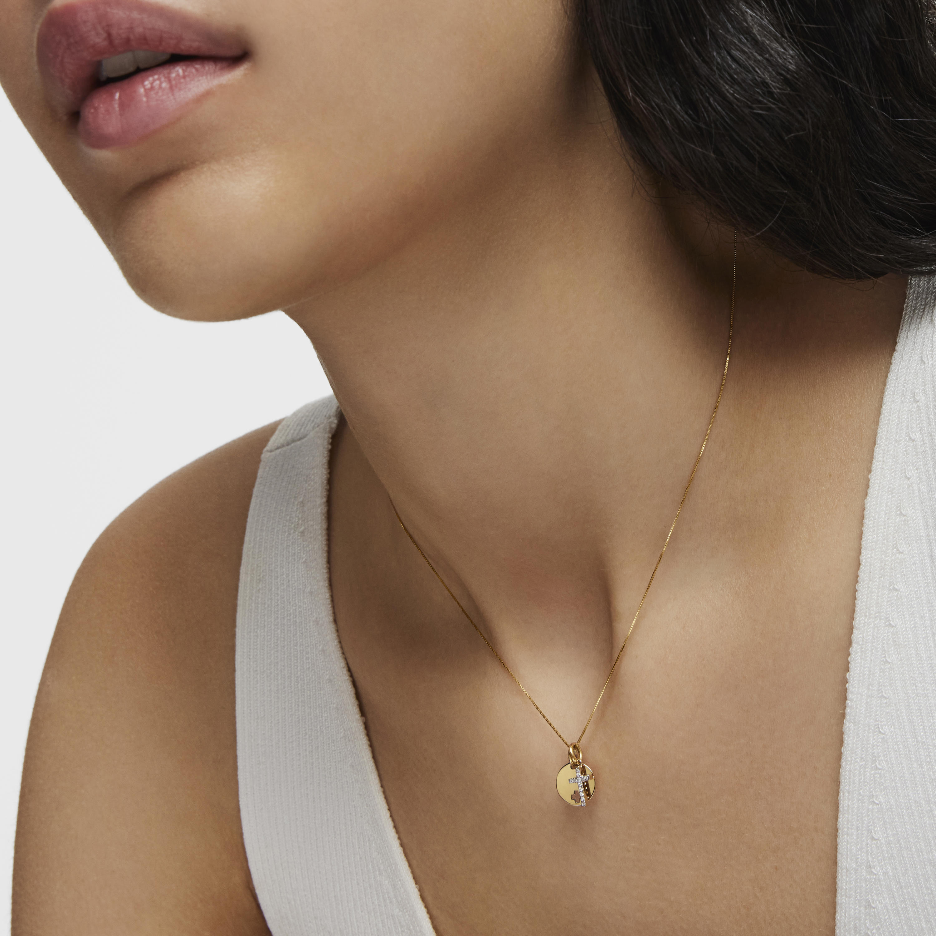 Basics medallion Pendant with cross charm with 18kt gold