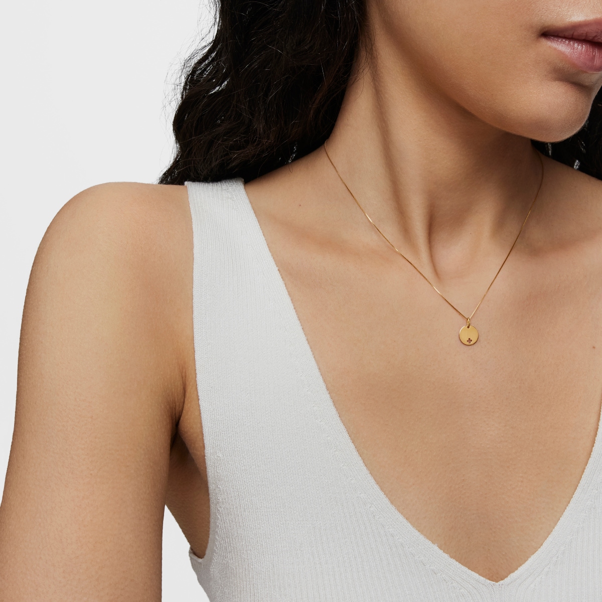 Basics medallion Pendant with cross charm with 18kt gold 