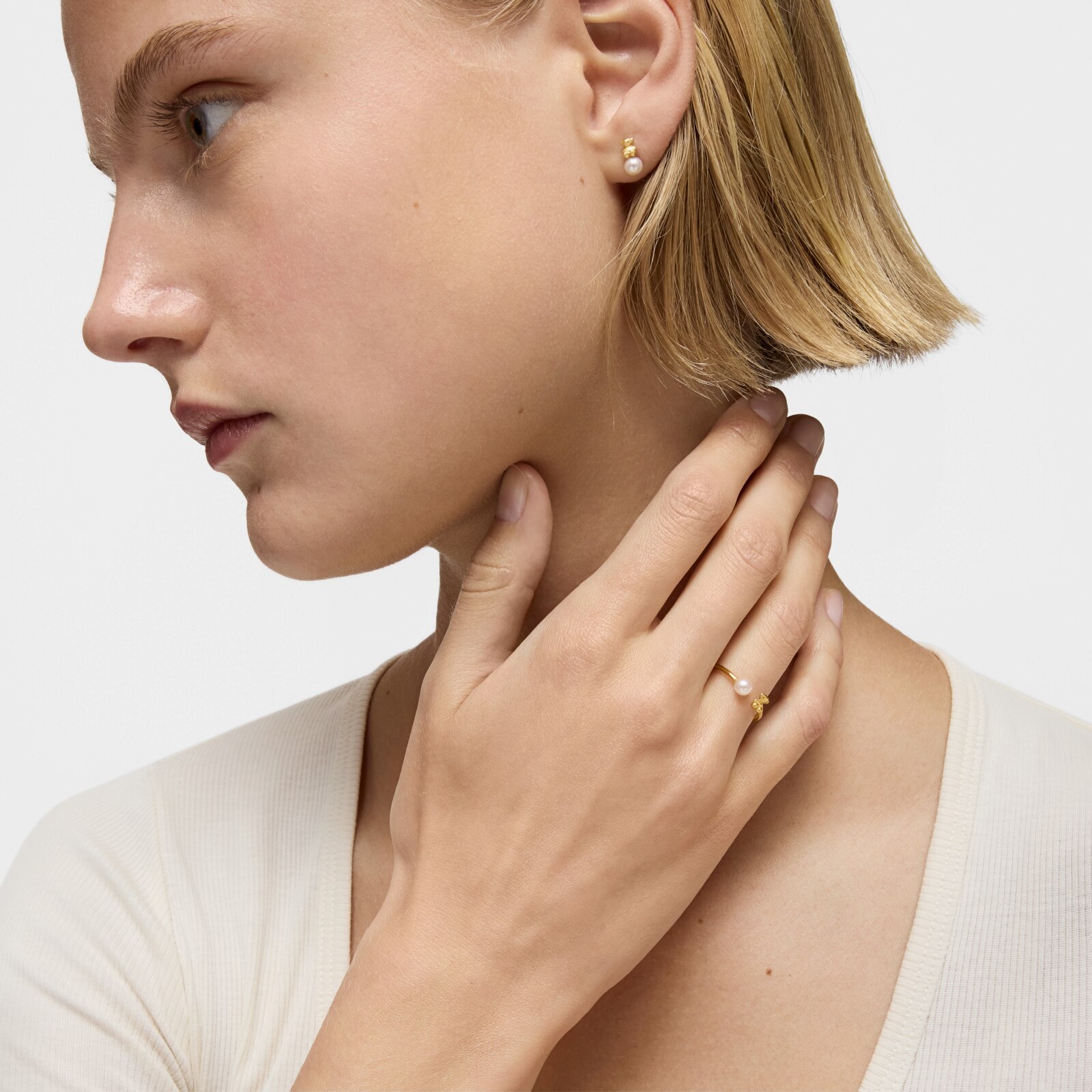 韓国発【MONDAY EDITION】Teardrop Pearl Bold Ring - Gold 韓国発【MONDAY EDITION】Teardrop Pearl Bold Ring - Gold