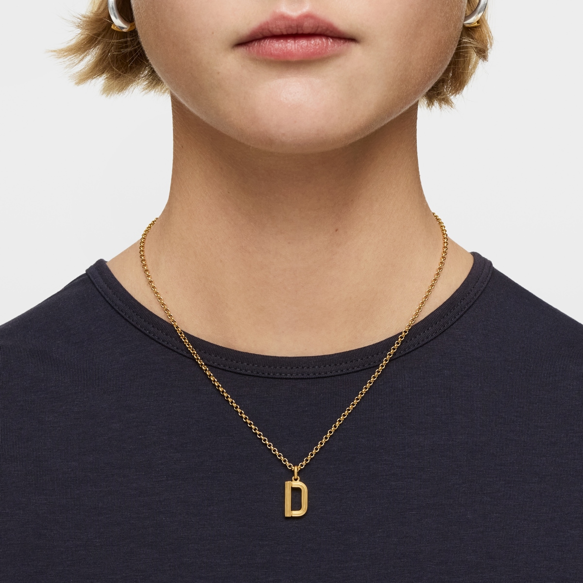Colgante mediano letra D con baño de oro 18 kt sobre plata Alphabet