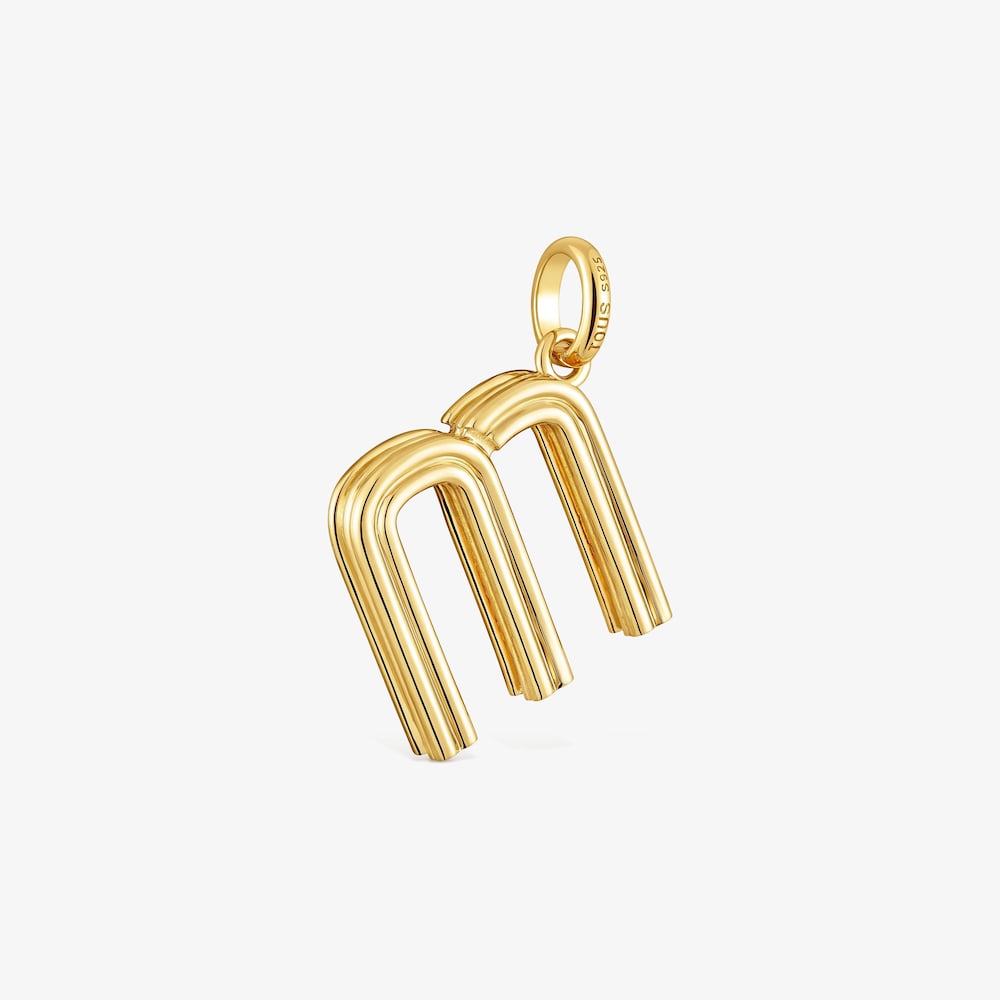 Stredne veľk&yacute; Pr&iacute;vesok s&nbsp;p&iacute;smenom M s&nbsp;18&nbsp;kt pozl&aacute;ten&iacute;m na striebre TOUS Alphabet