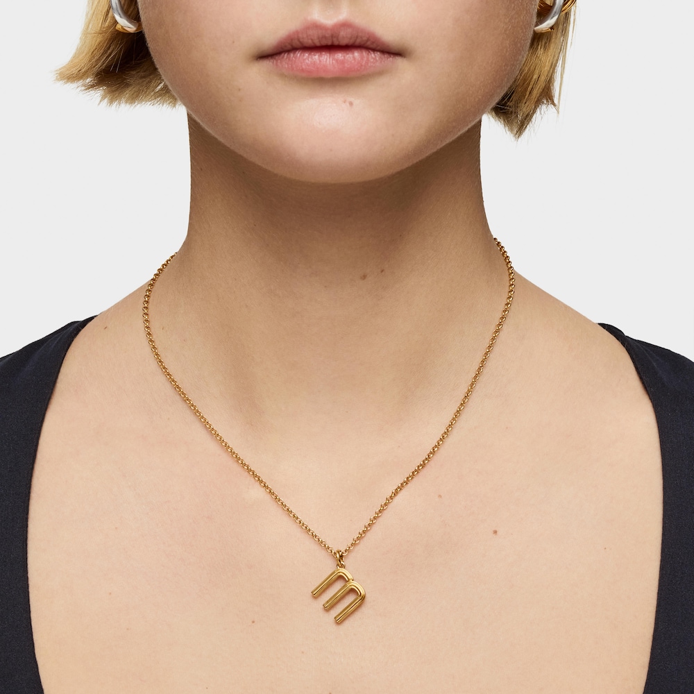 Stredne veľk&yacute; Pr&iacute;vesok s&nbsp;p&iacute;smenom M s&nbsp;18&nbsp;kt pozl&aacute;ten&iacute;m na striebre TOUS Alphabet