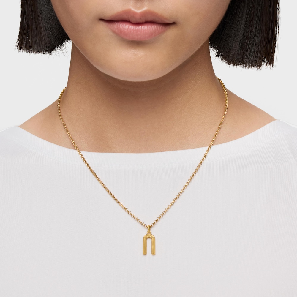 Dije mediano letra N con ba&ntilde;o de oro 18 kt sobre plata Alphabet