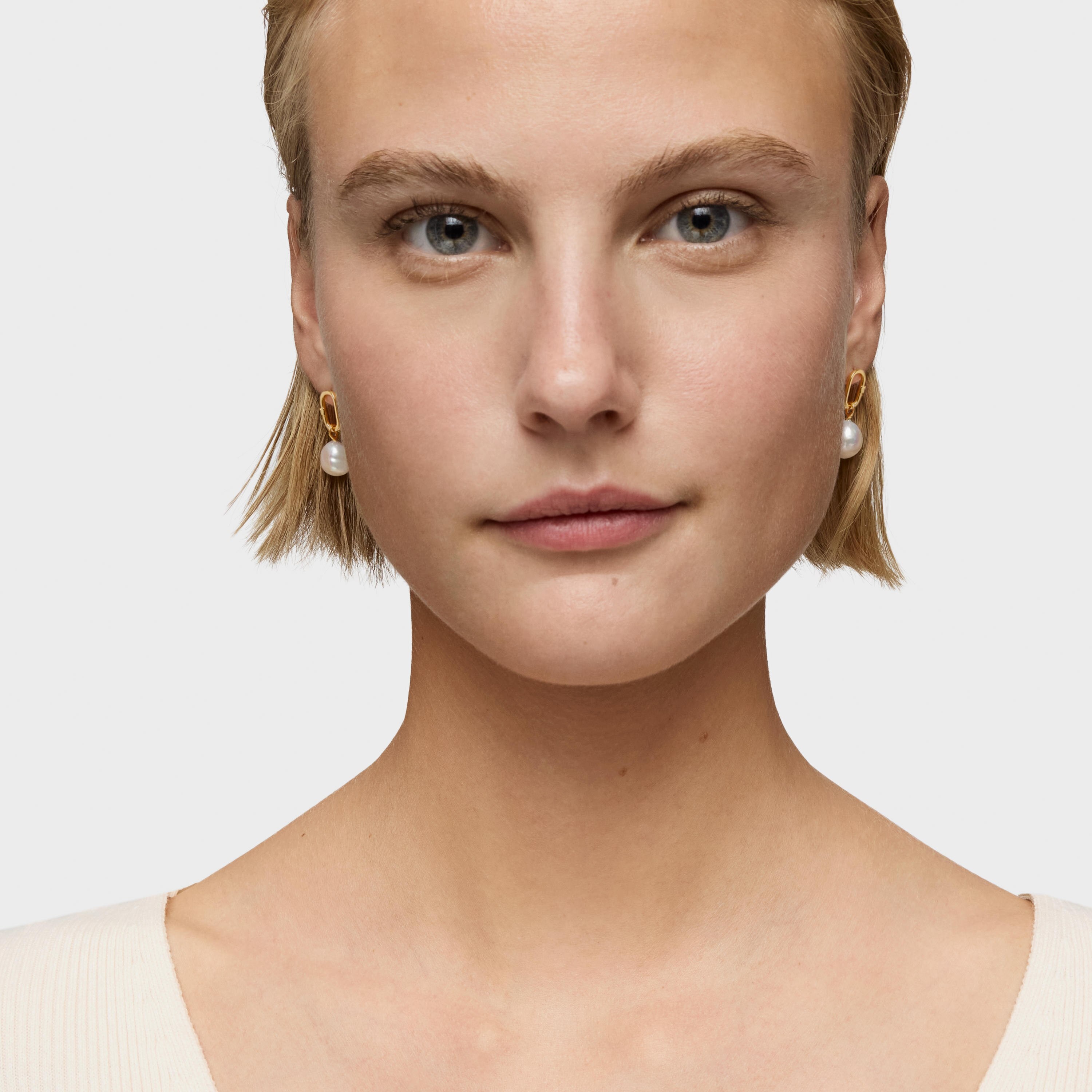 Hold Oval short 18K solid gold Earrings with cultured pearls