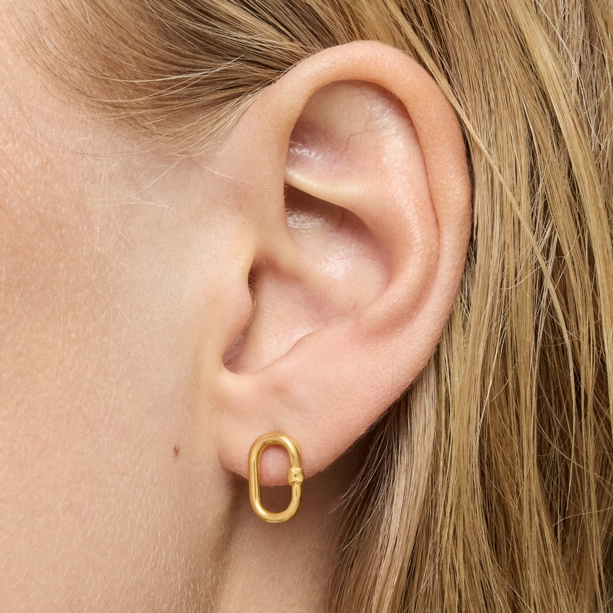 Hold Oval short gold Earrings with cultured pearls