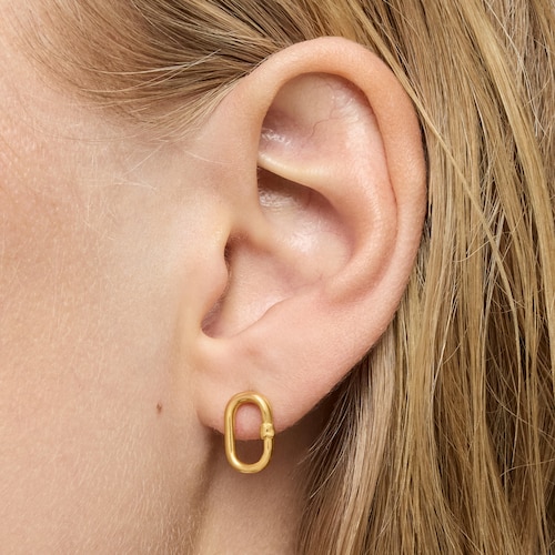Hold Oval short gold Earrings with cultured pearls