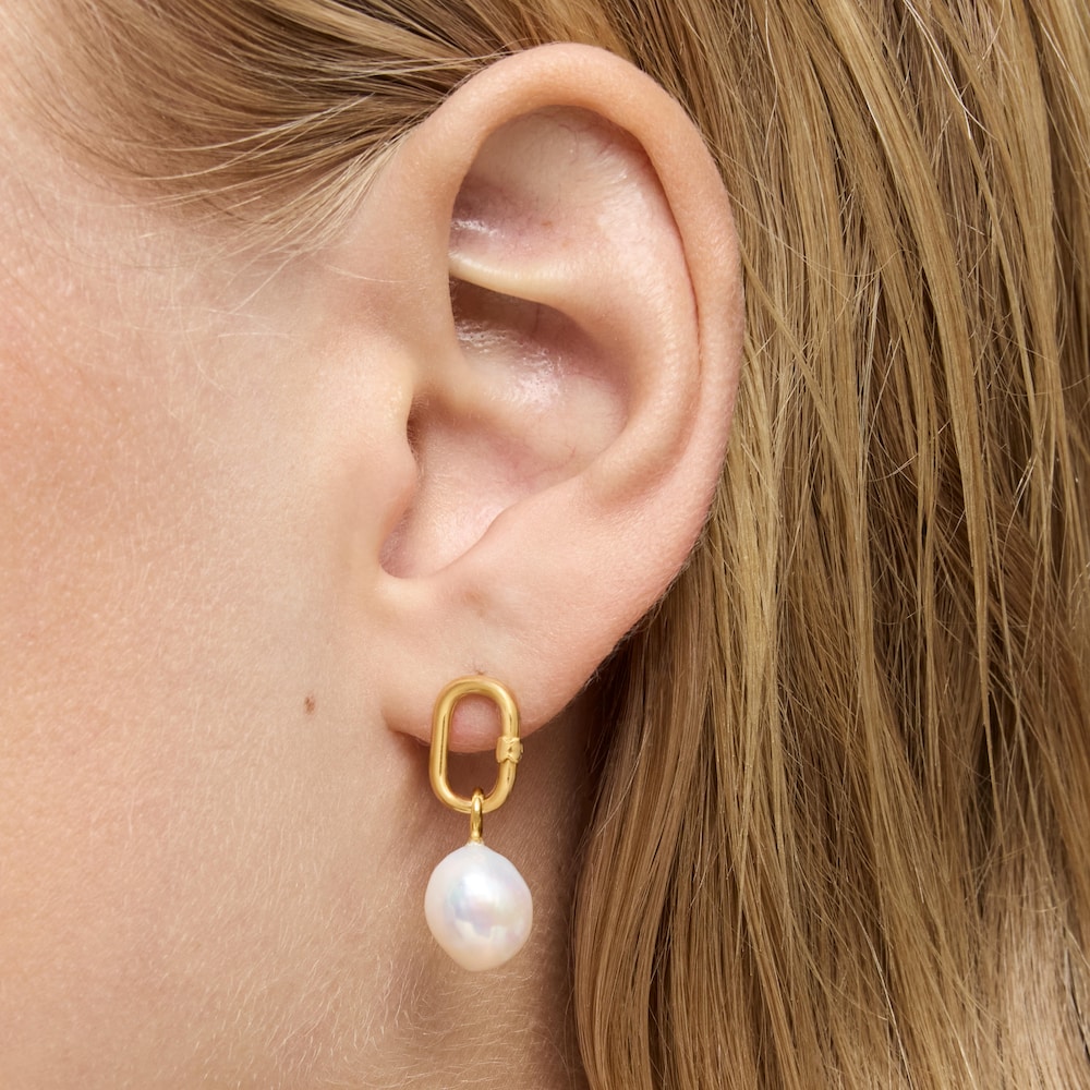 Hold Oval short gold Earrings with cultured pearls image number 6