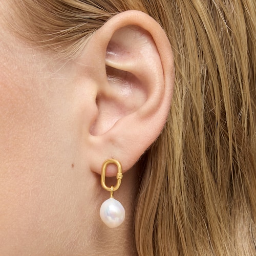 Hold Oval short gold Earrings with cultured pearls