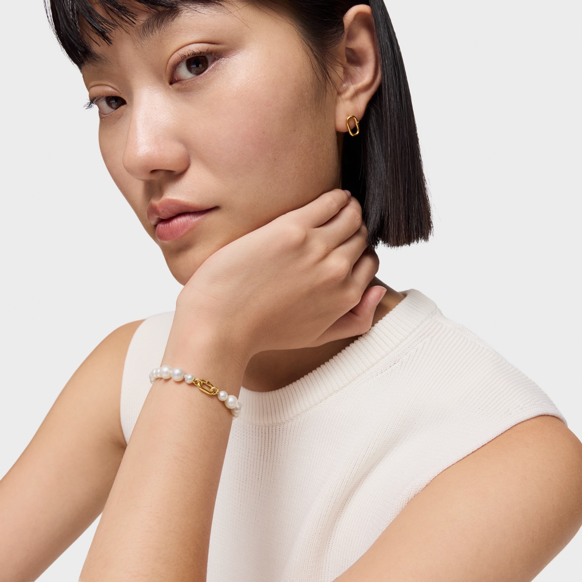 Hold Oval gold Bracelet with cultured pearls