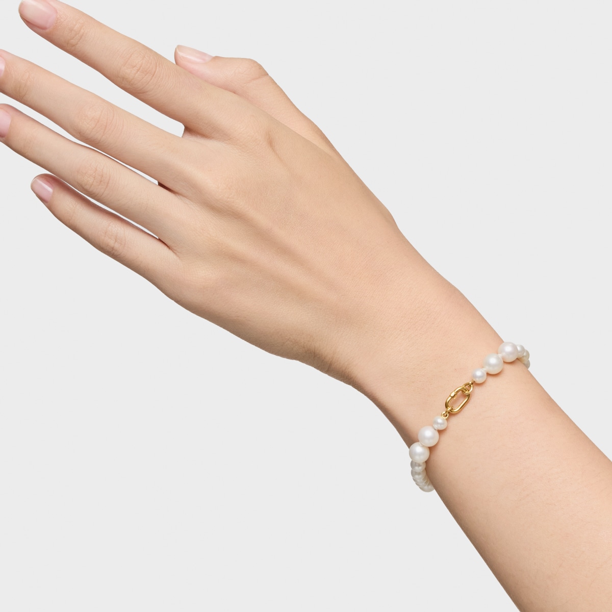Hold Oval gold Bracelet with cultured pearls
