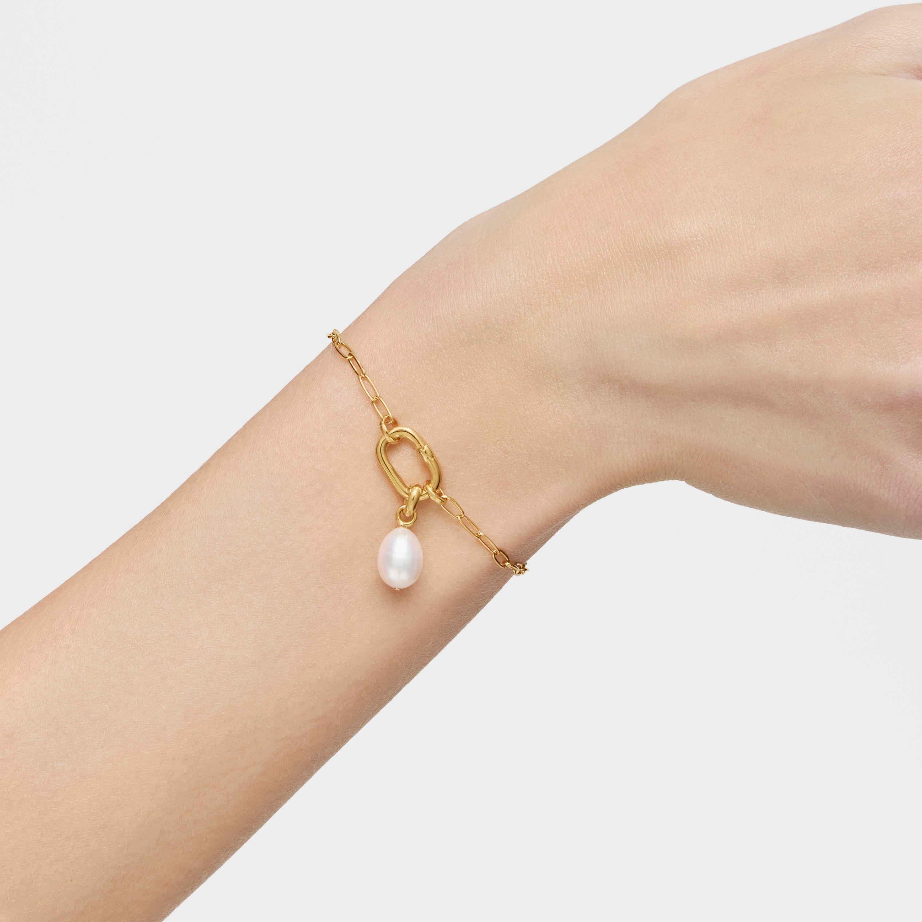 Hold Oval chain Bracelet with 18kt gold plating over silver