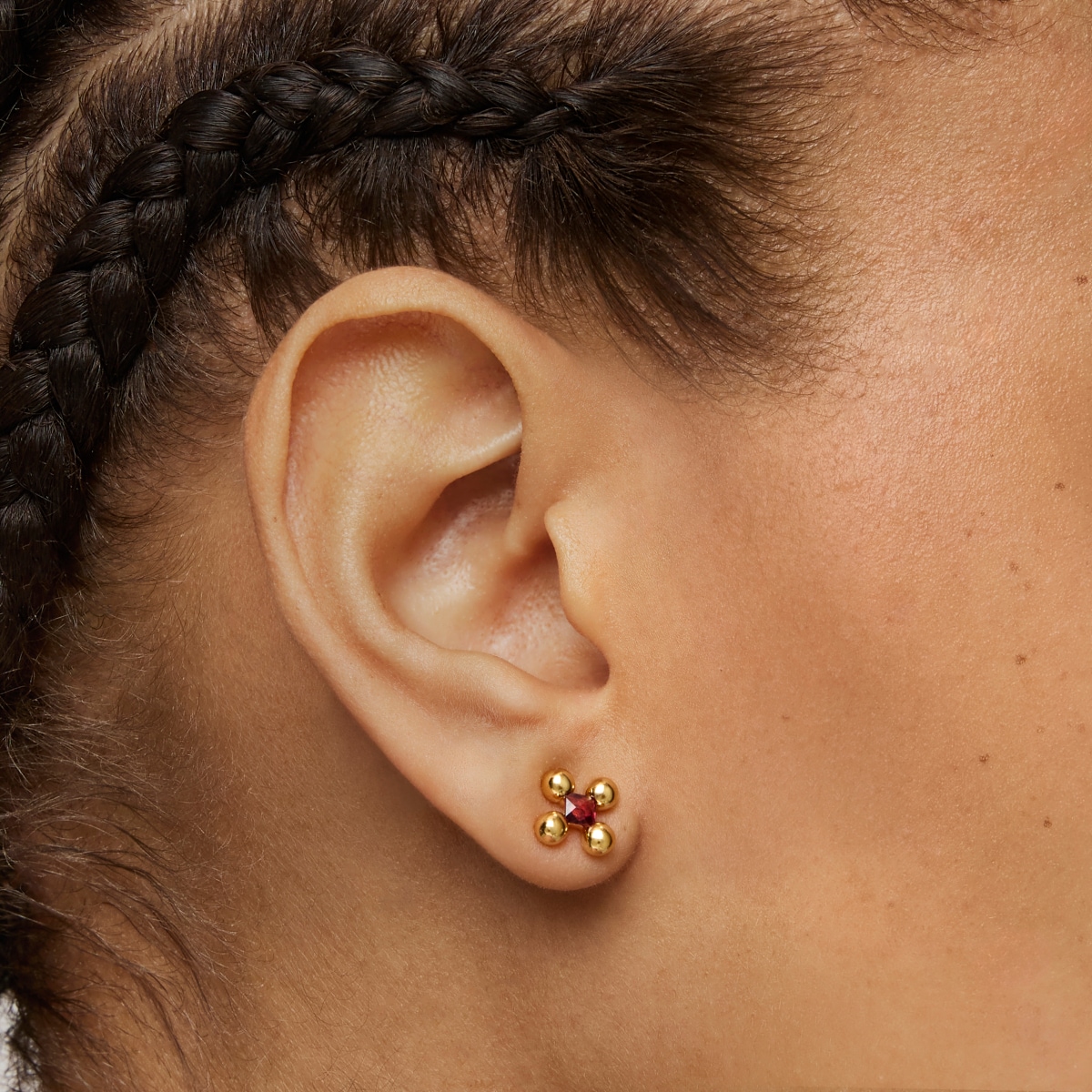 Pendientes cortos con baño de oro 18 kt sobre plata y rodolita Sugar Party