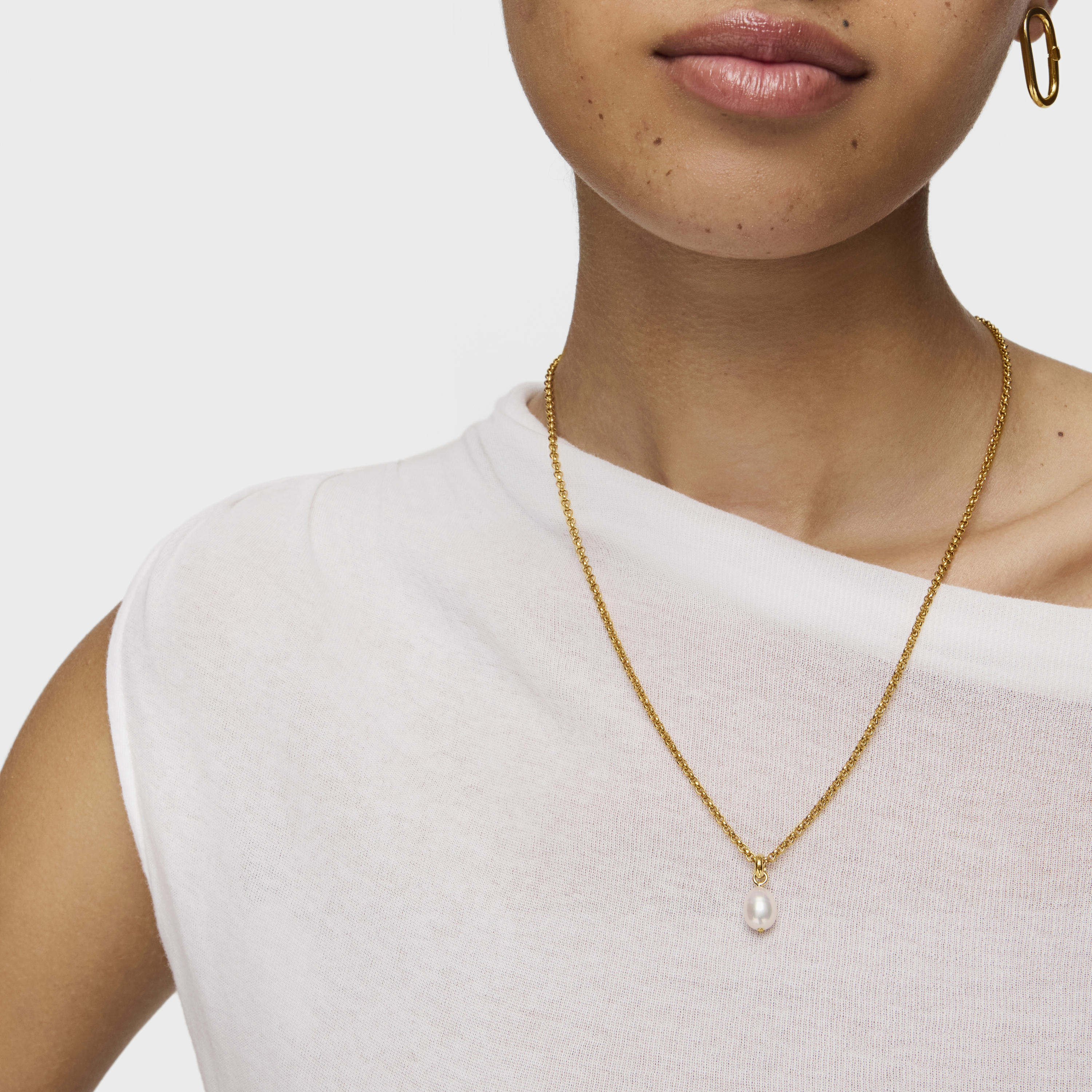 Hold Oval Pendant with 18K gold vermeil and cultivated pearl