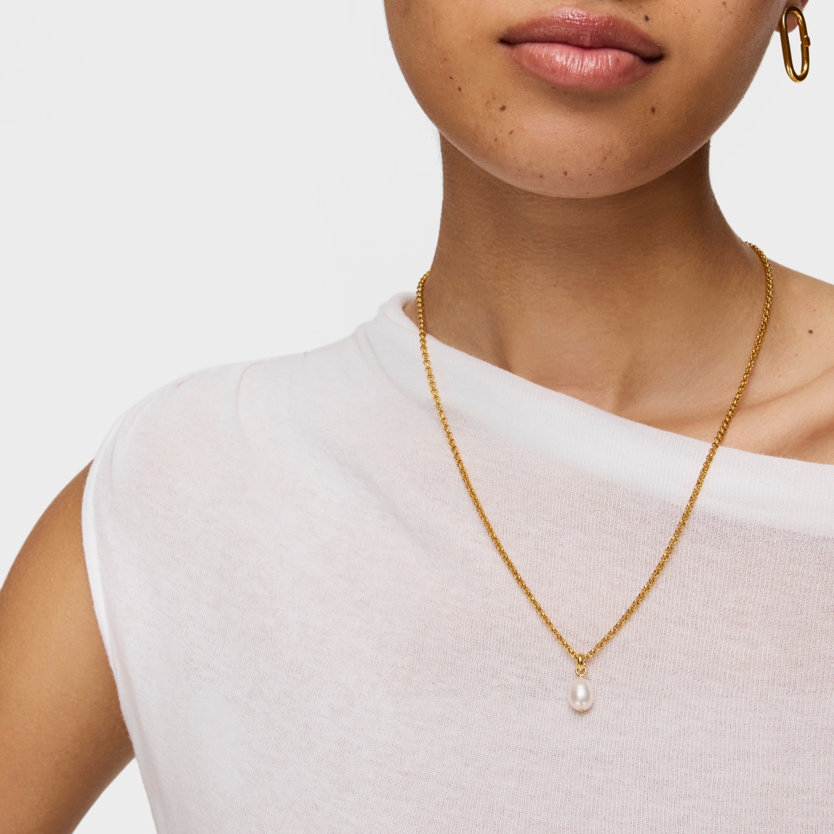 Hold Oval small Pendant with 18kt gold plating over silver and cultivated pearl