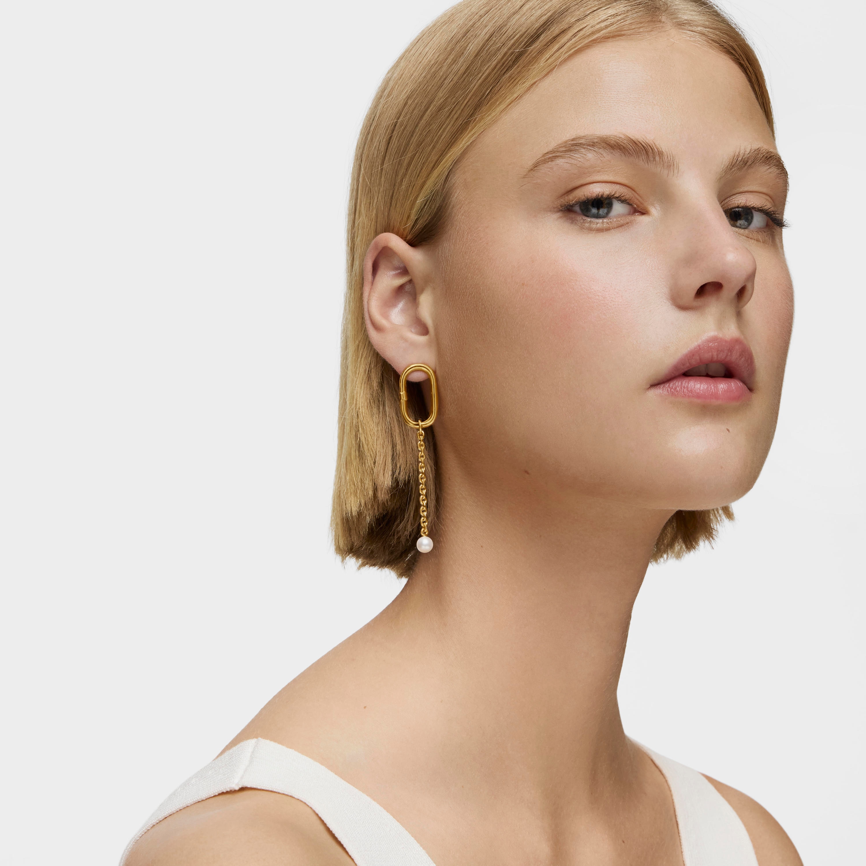 Hold Oval Pendant with 18K gold vermeil and cultivated pearl