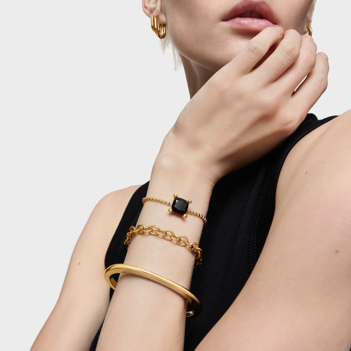 18kt gold plating over silver detail chain Bracelet with onyx Color Black