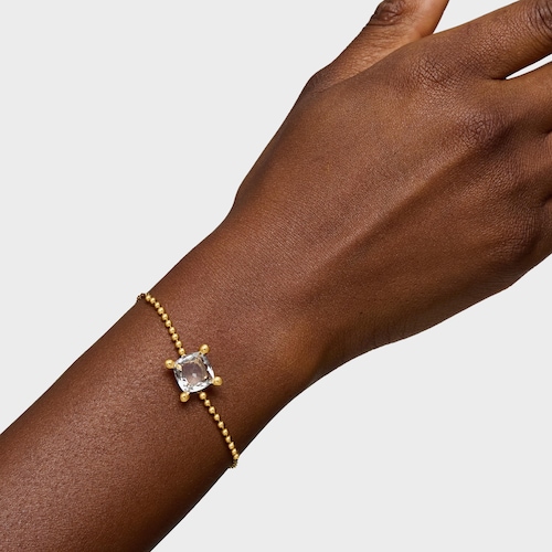 Pulsera cadena con detalles en baño de oro 18 kt sobre plata y cuarzo cristal de roca Color White