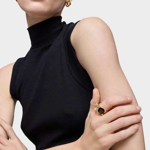 Anillo mediano con baño de oro 18 kt sobre plata y ónix Color Black