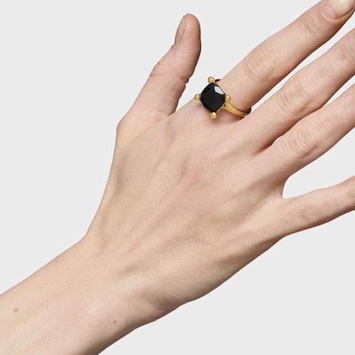 Anillo mediano con baño de oro 18 kt sobre plata y ónix Color Black